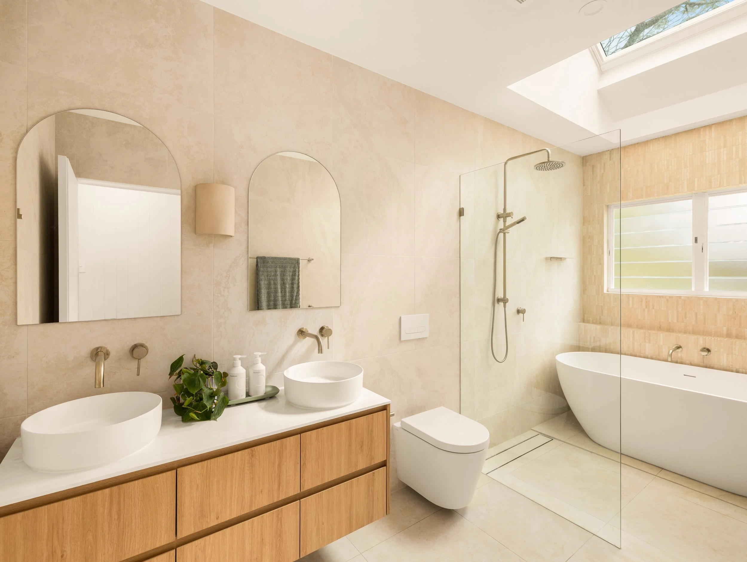 Modern bathroom with luxury fitting and a stand alone bath tub overlooking Brisbane City.