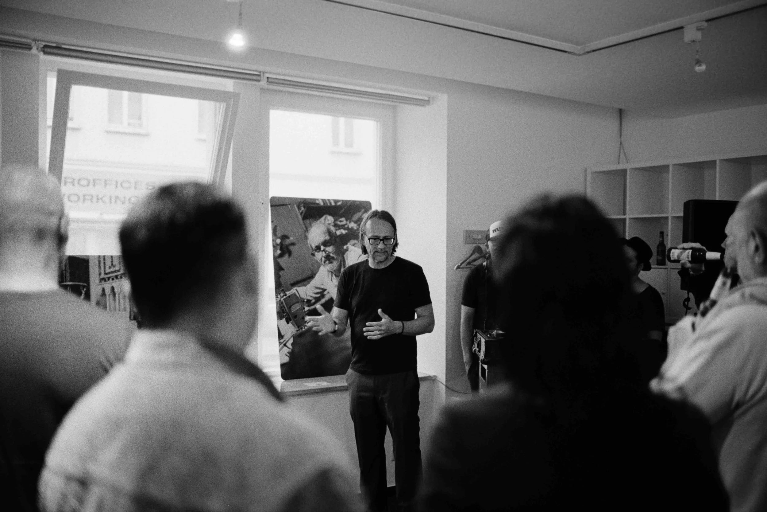 2025_06_06_ZwischenZeit_Vernissage_Markus_Schwarz_HP5_on800_Microphen_9.5min_1.2x (19 von 32).jpeg