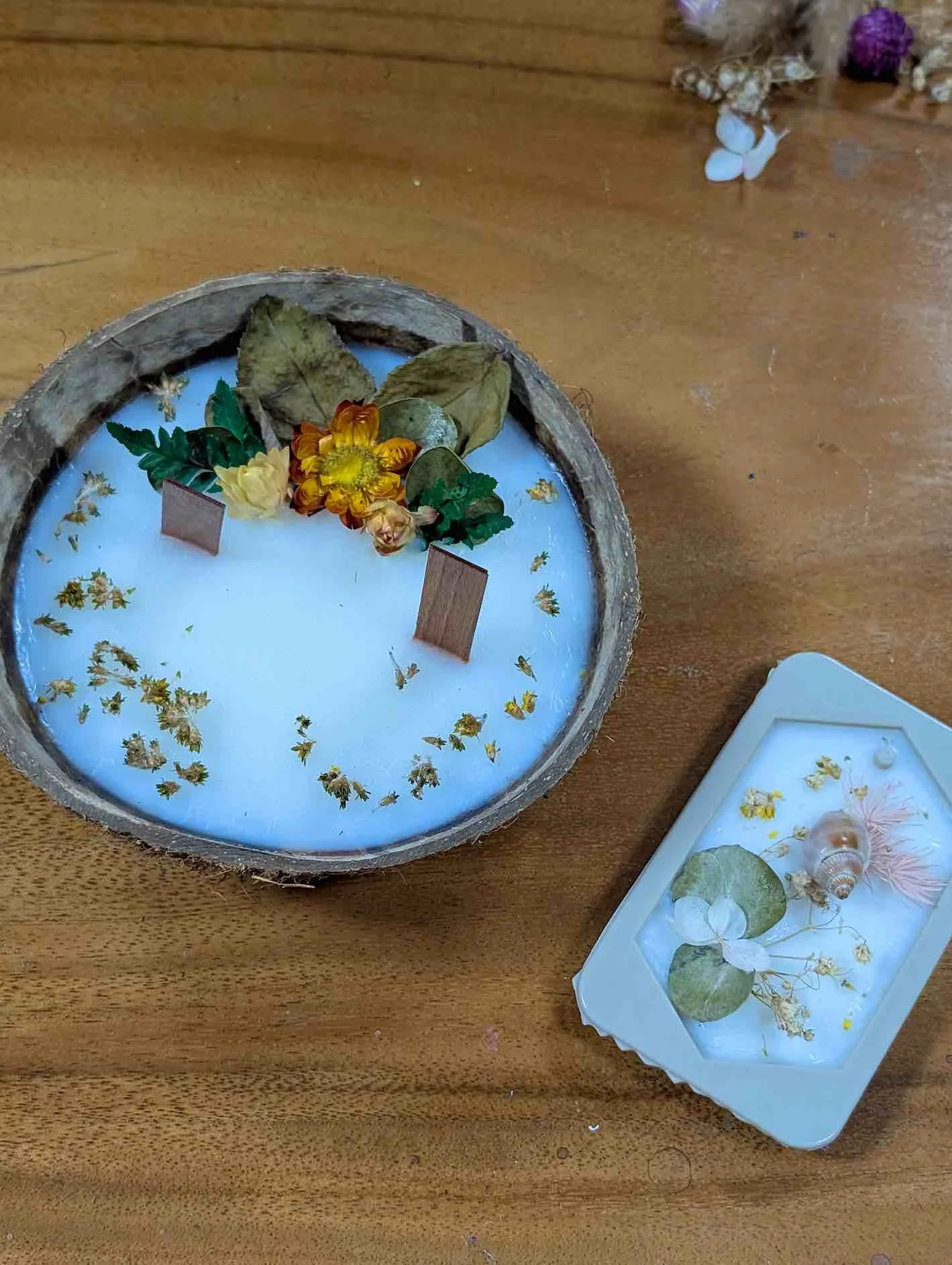 🌸 Decorate with Dried Flowers and Seashells.