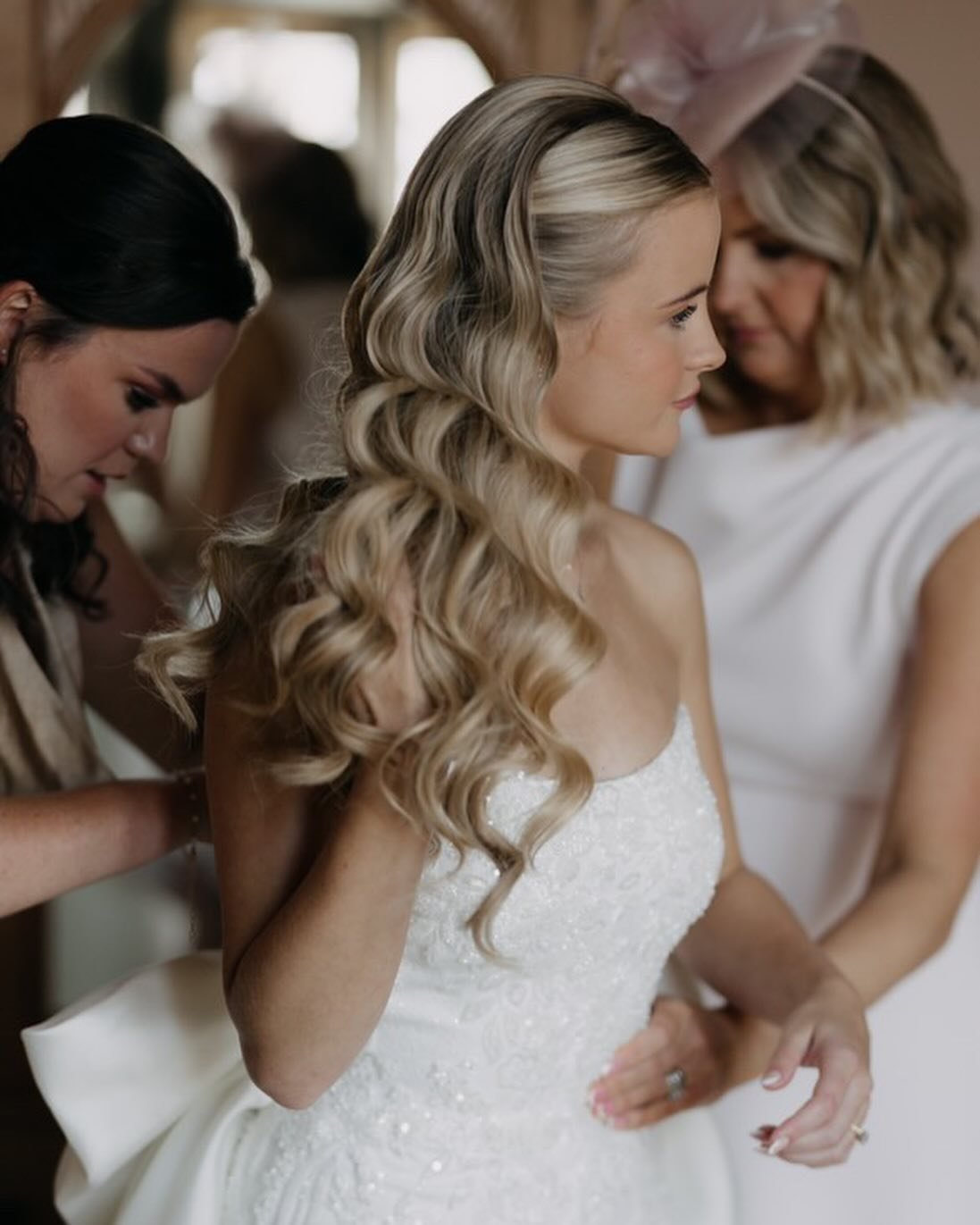 ANGEL GIRL 🤍

@_livmartinxx Thankyou for being the most gorgeous bride inside &amp; out. It was a total dream creating this look for you 🫶🏼

I loveeee the super snatched front section teamed with a full head of waves 🤍

Photography / @bownessfilm