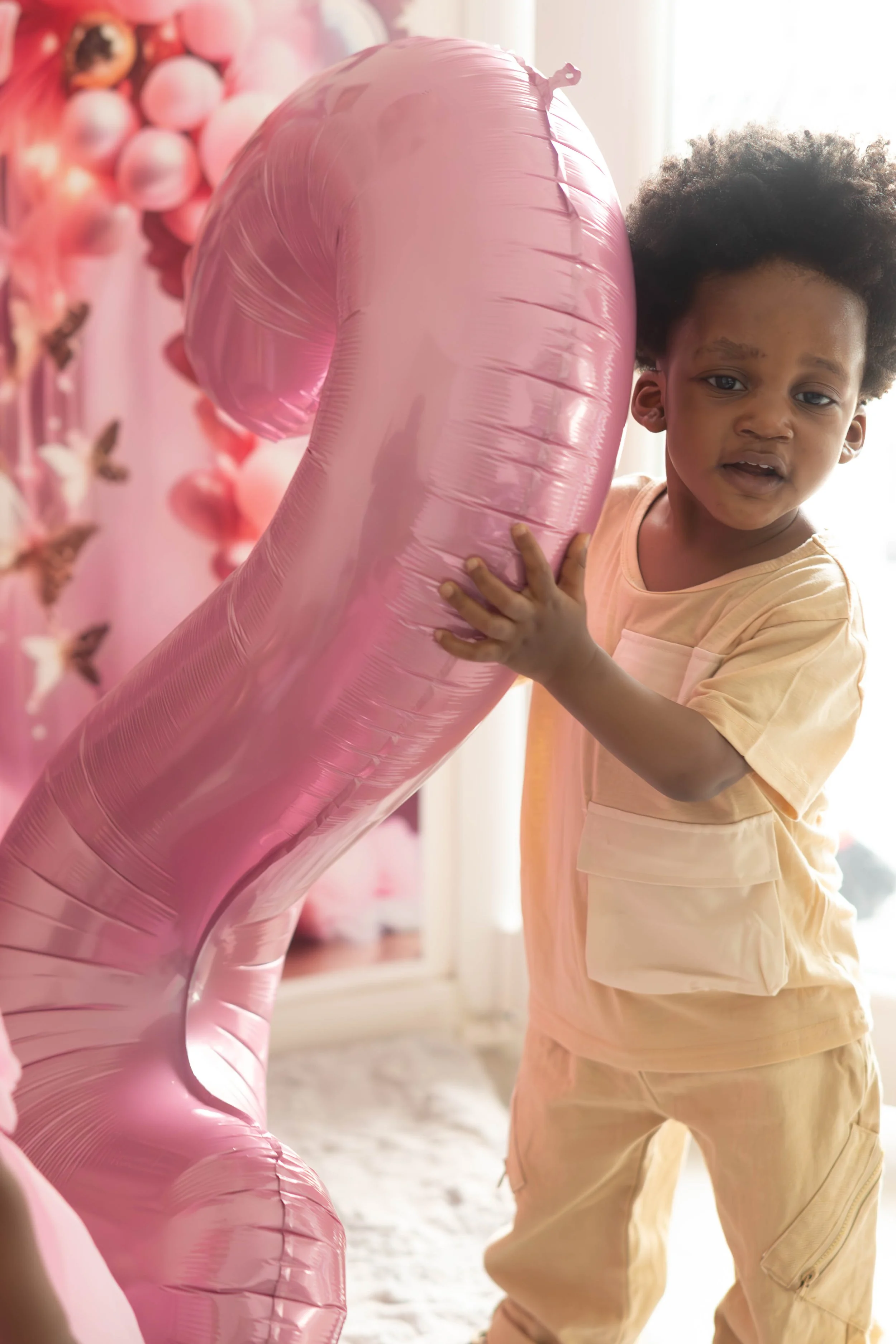 garçon qui sourit pendant son shooting anniversaire