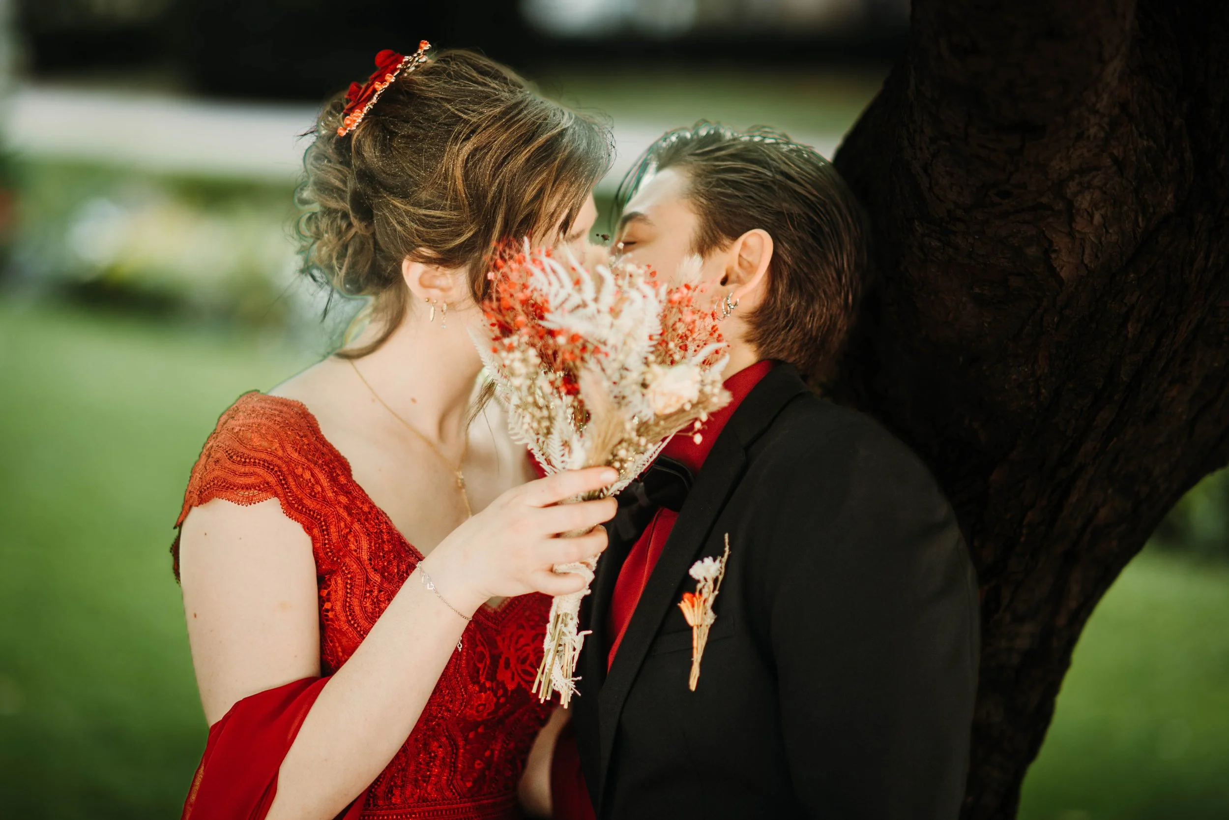 Couple homosexuel qui s'embrasse durant leurs shooting de mariage en extérieur avec le bouquet dans la main à Strasbourg