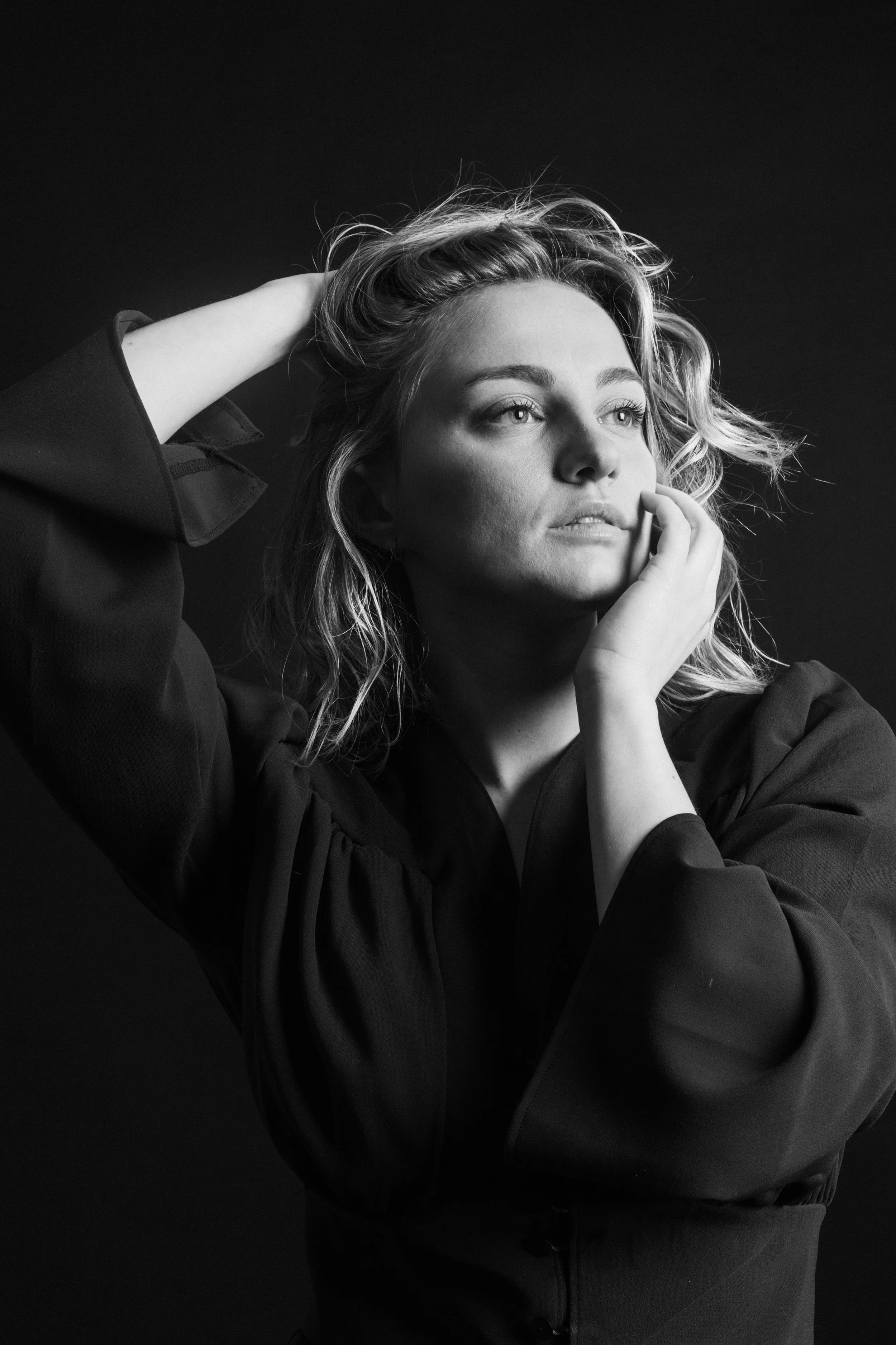 shooting portrait studio d'une femme qui regarde la lumiere qui se reflete sur ses yeux