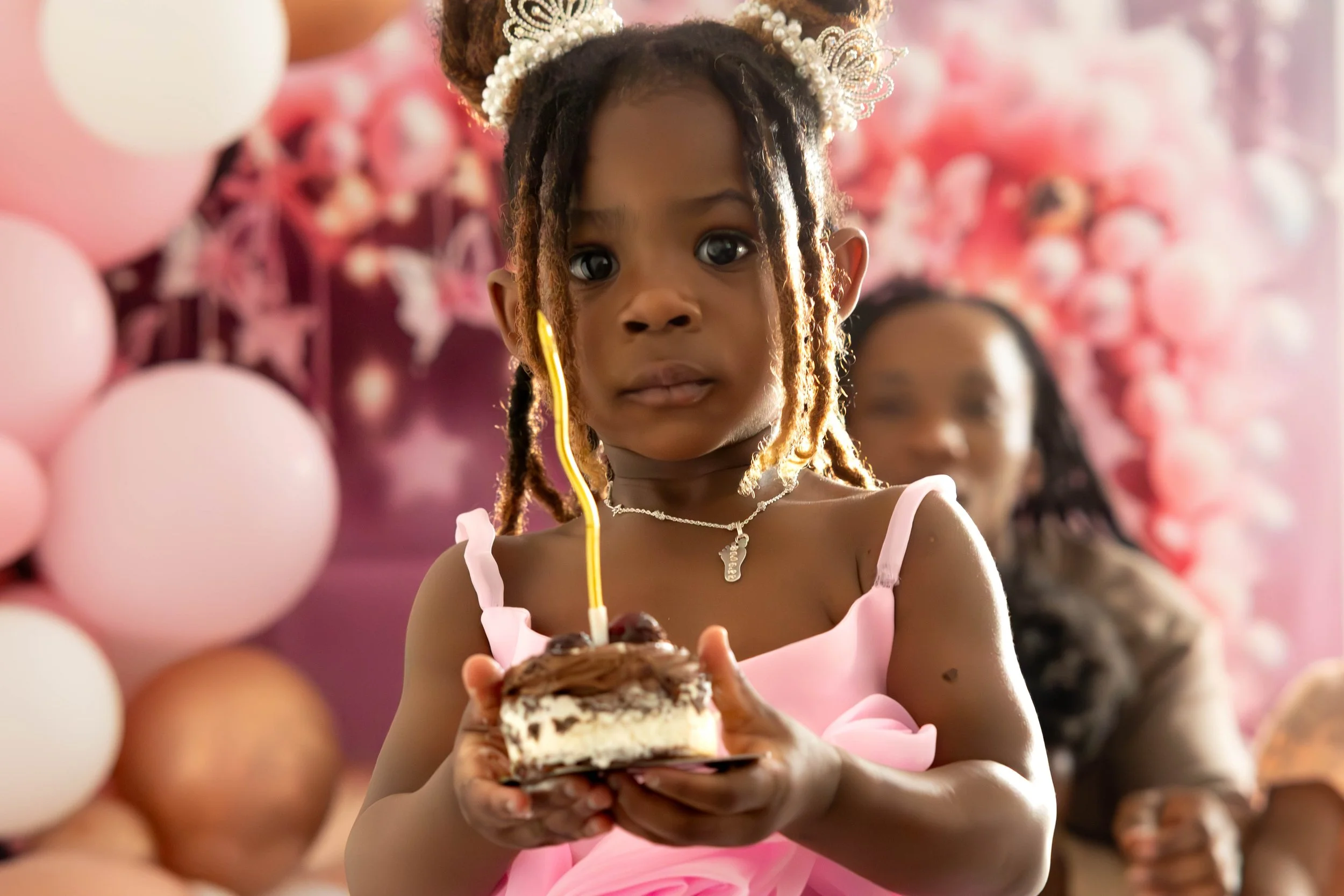 Shooting anniversaire, fille qui mange un gateau en robe de princesse