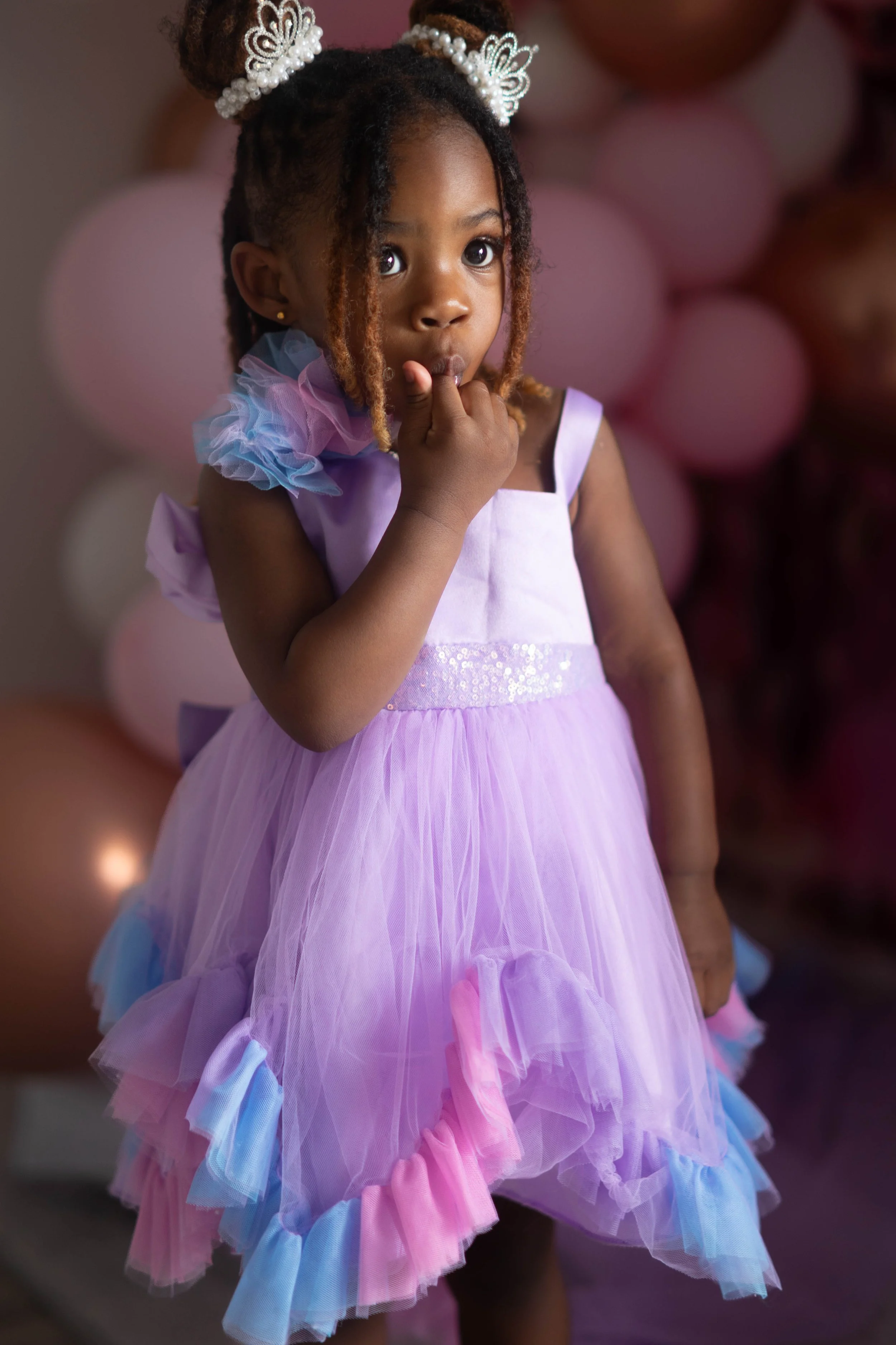 Jeune enfant fille qui regarde sa mere durant un shooting de fete d'anniversaire