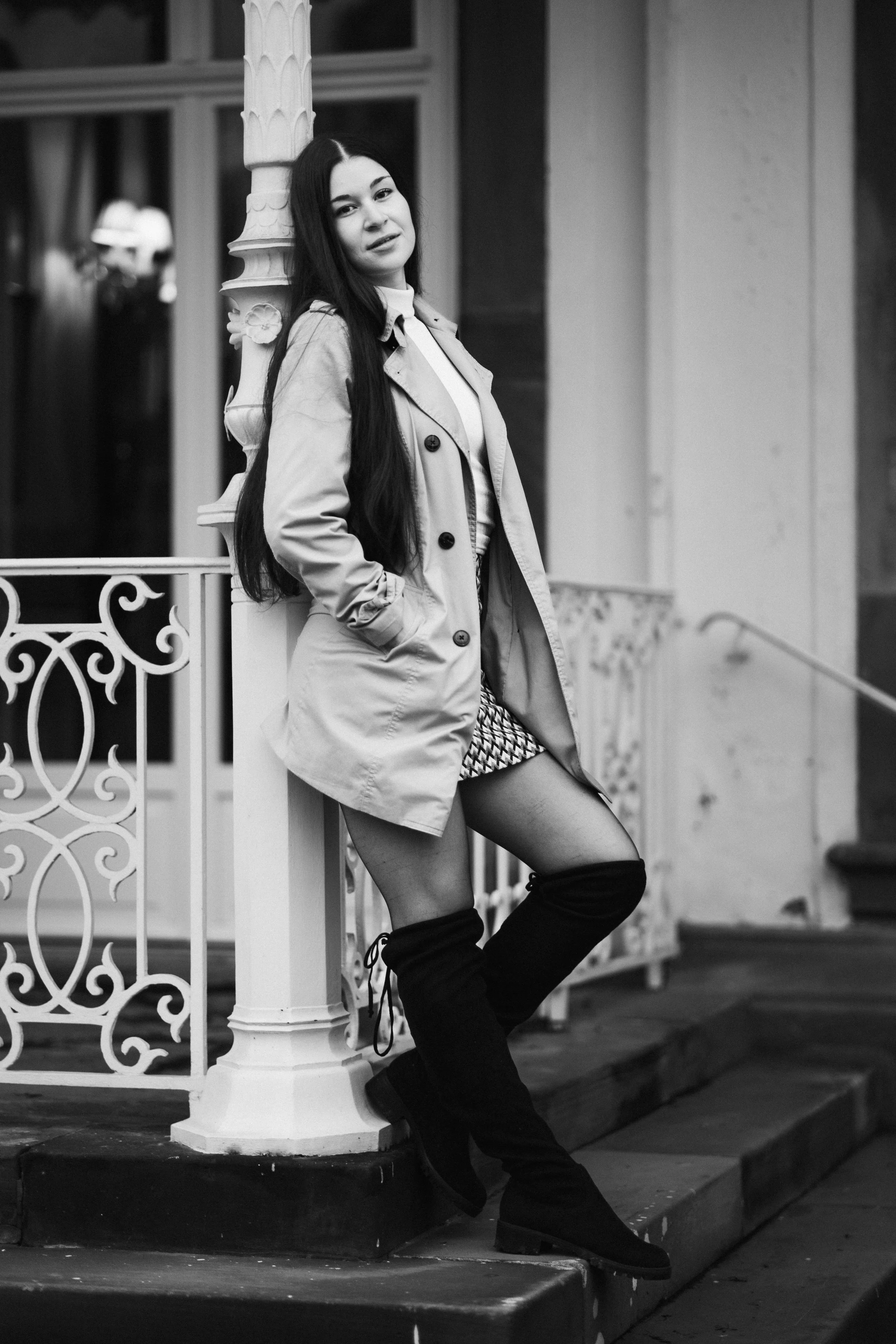 shooting femme extérieur à strasbourg en noir et blanc