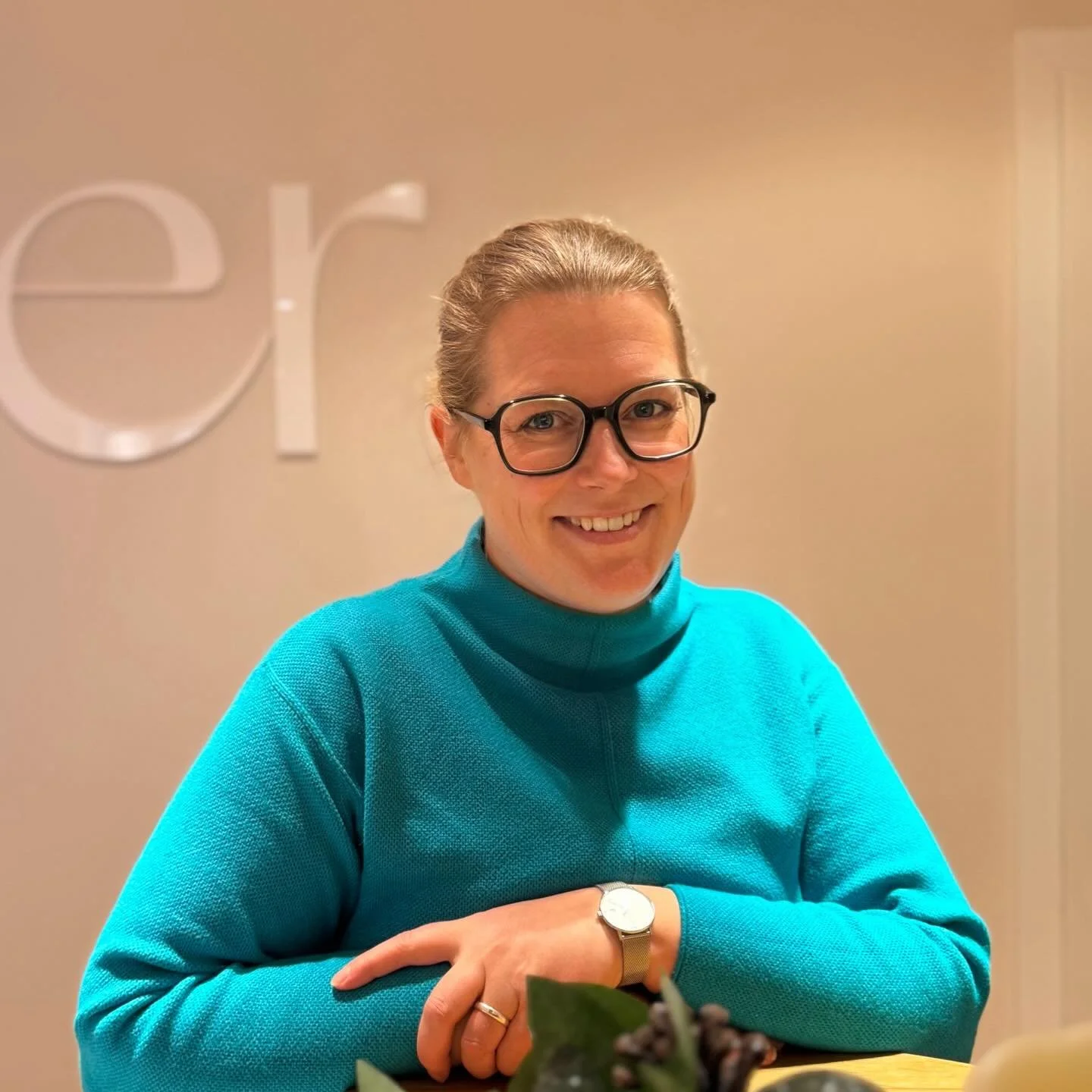 Wenn Stil auf perfektes Sehen trifft: Sophie mit ihrer neuen Brille von @peterandmay aus Paris. Sie sieht einfach gro&szlig;artig aus - und genie&szlig;t die Feiertage in bester Sichtqualit&auml;t. 🎁 👓 

#brille #stade #optiker #brillenatelier #adv
