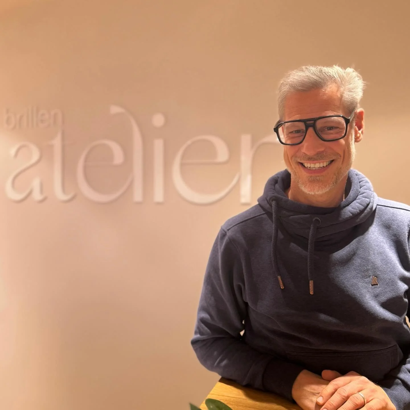 Statement-Frame f&uuml;r echte Charaktertypen. Marko mit seiner neuen Brille von @cutlerandgross 👓 ✨

#brillenatelier #cutlerandgross #london #eyewear #stade