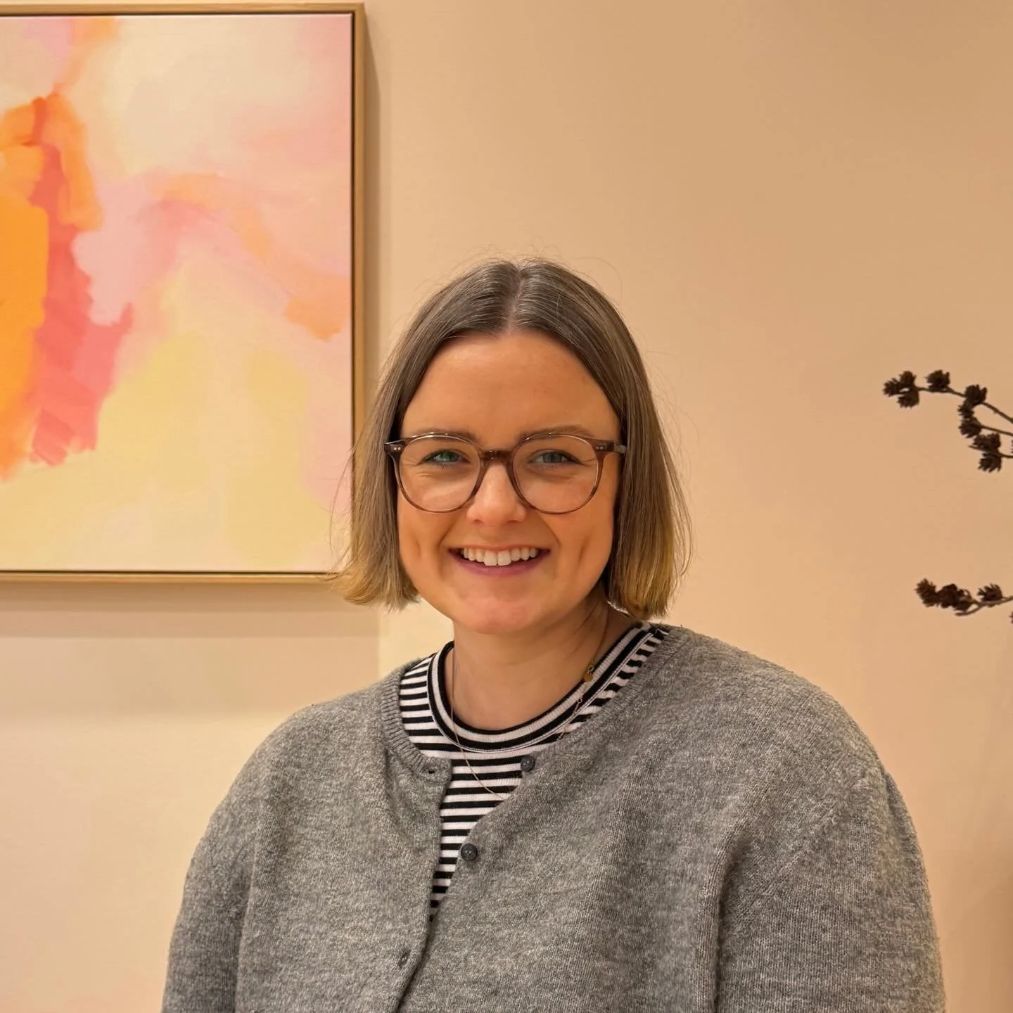 So macht gutes Sehen den Unterschied. ✨ 👓 
Miriam tr&auml;gt ihr neues Modell von @peterandmay - kombiniert mit Rodenstock Mono Plus Gl&auml;sern. 

Das Ergebnis:
🚗 deutlich besseres Sehen bei schlechten Lichtverh&auml;ltnissen und beim Autofahren
