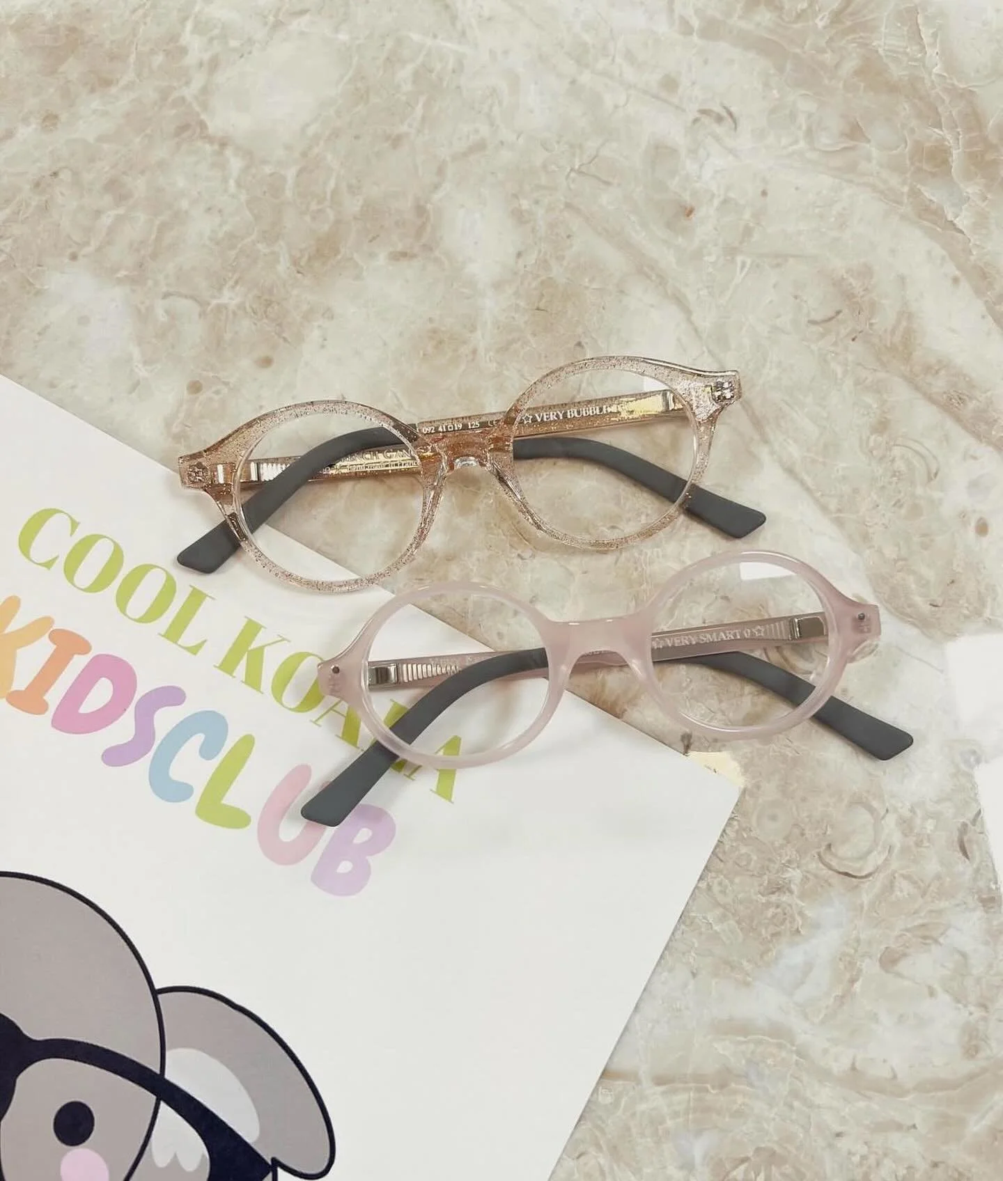 Very Bubble &amp; Very Smart - entworfen f&uuml;r die allererste Brille eines Kindes. 👧 
Leicht, bequem und perfekt geeignet f&uuml;r kleine Gesichter: die idealen Begleiter f&uuml;r einen sanften ersten Schritt in die Welt der Brillen. ✨ @veryfrenc