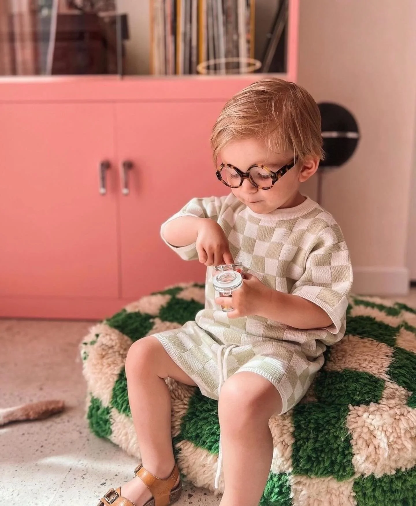 Brillen f&uuml;r Kinder - bei uns in den besten H&auml;nden von Anfang an. 🤍
Als Eltern und Sehexpertinnen wissen wir, wie viel Einf&uuml;hlungsverm&ouml;gen, Geduld und Zeit es braucht, bis die richtige Brille gefunden ist. Sie soll perfekt sitzen,