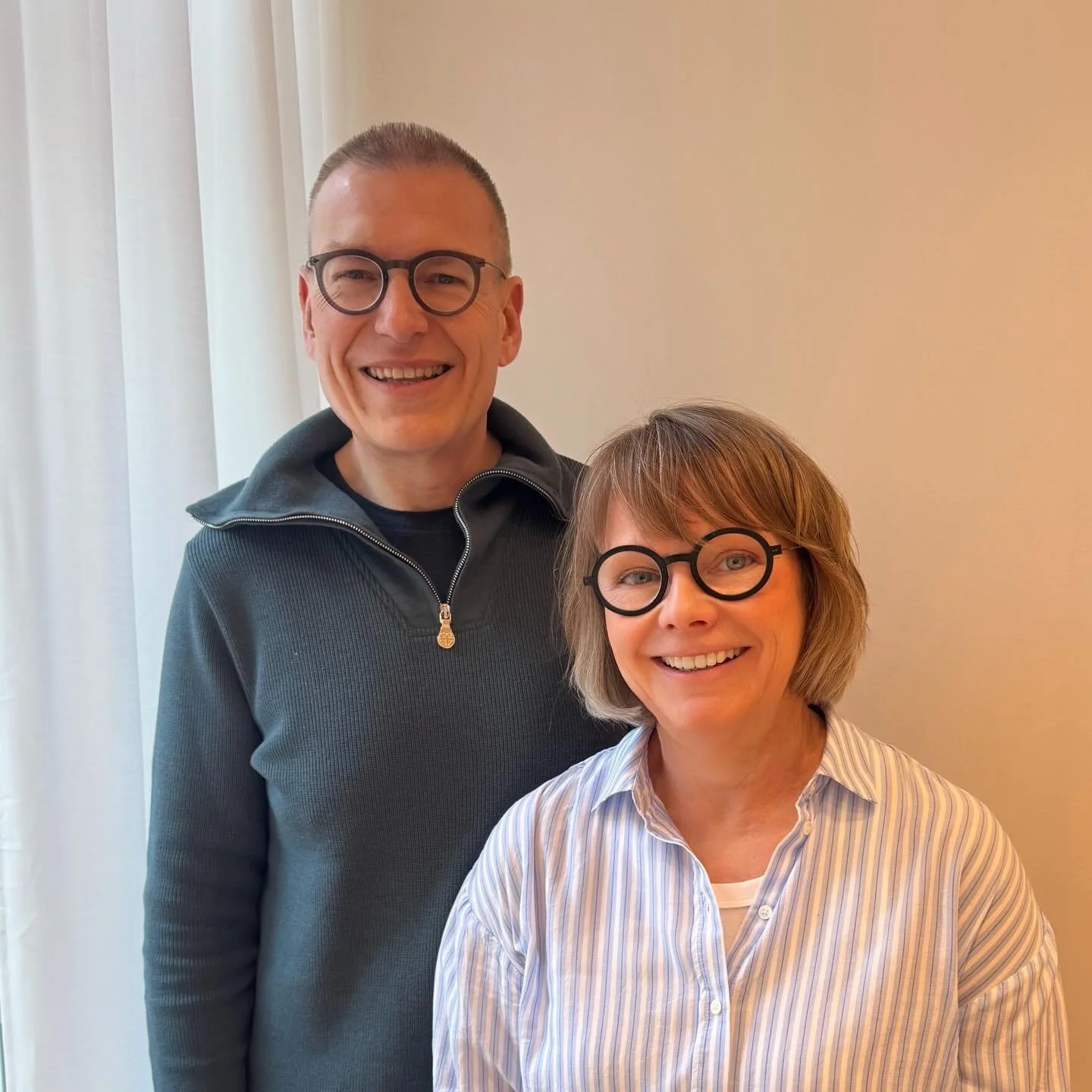 Manchmal sind es die kleinen Dinge, die alles ver&auml;ndern. ✨ Unsere lieben Kunden tragen die neuesten Brillen von @lindbergeyewear die man kaum sp&uuml;rt, aber jeden Moment klarer machen. Mit den modernsten Gl&auml;sern von @rodenstock_official f