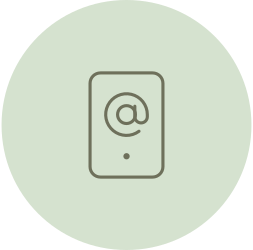 Smartphone mit E-Mail-Symbol auf dem Bildschirm