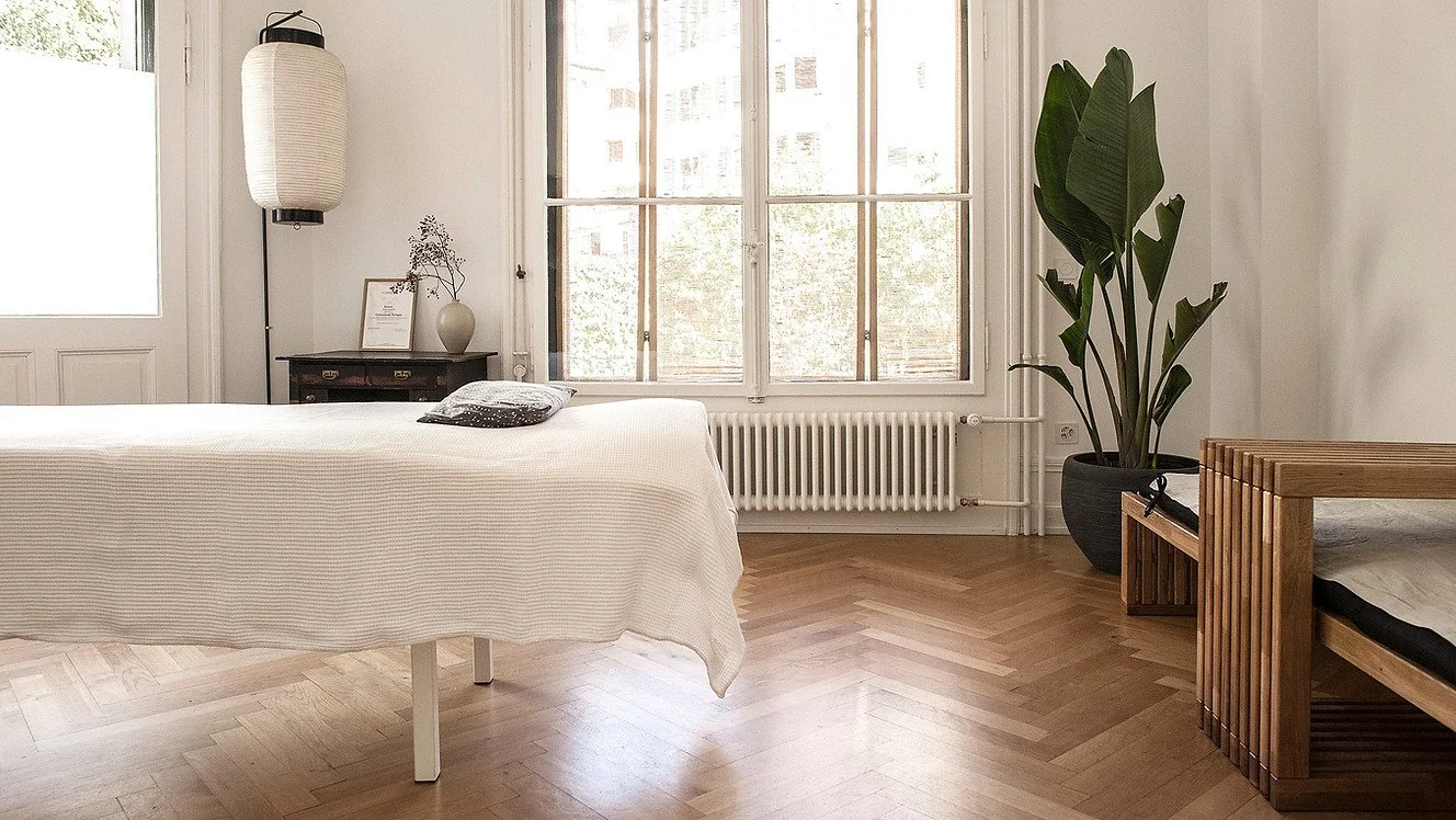 Ruhige, helle Praxisräumlichkeiten mit Holzfußboden für dein Wohlbefinden.