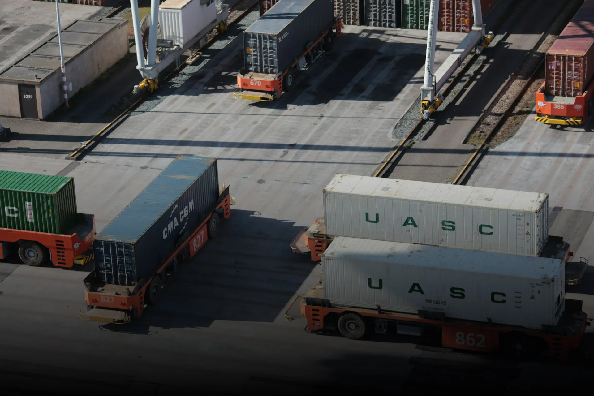 ساحة الشحن مع حاويات البضائع - توضح قدرات الأسطول اللوجستية وإدارة المعدات.