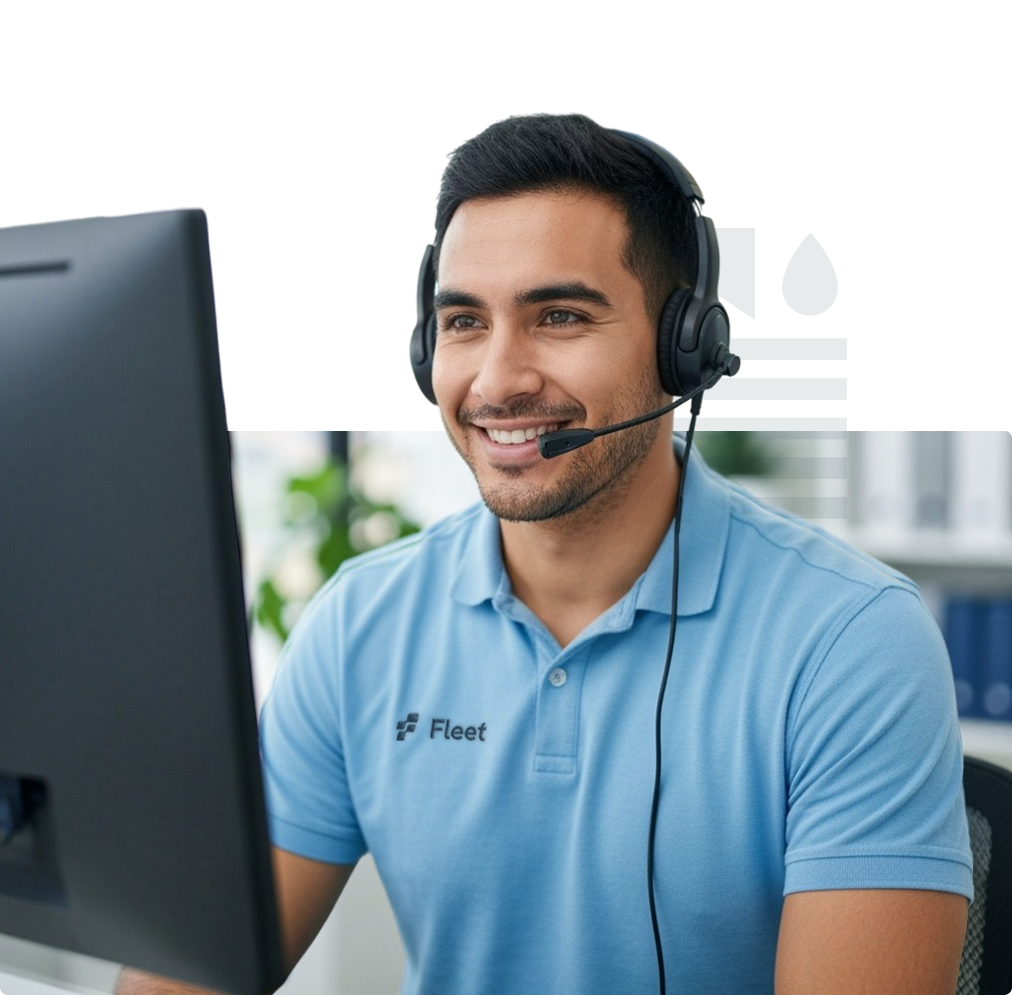 Représentant du service clientèle portant un casque et souriant, travaillant sur un ordinateur dans un bureau.