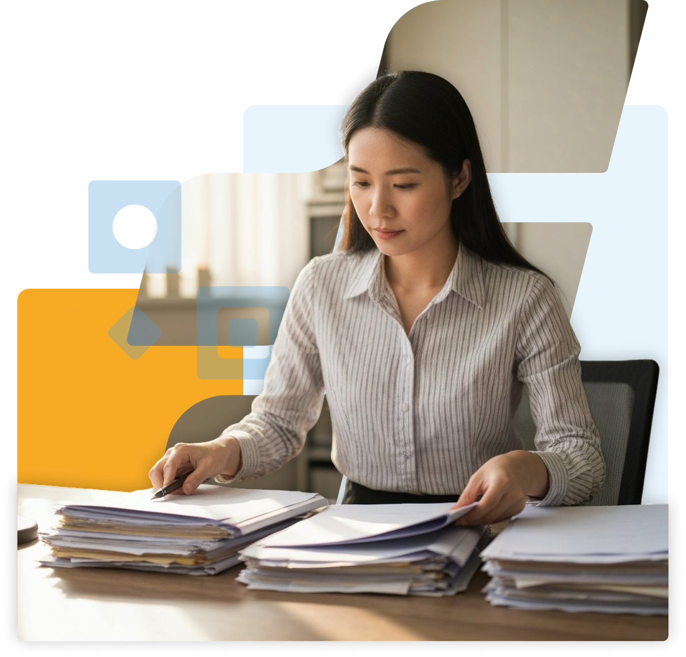 Une femme organise une grande pile de documents sur son bureau dans un environnement professionnel.