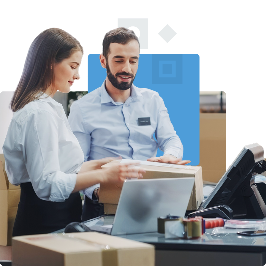 Dos empleados de almacén, una mujer y un hombre, trabajan juntos con cajas y un ordenador portátil en un puesto de embalaje. La mujer está sellando una caja, mientras el hombre la observa e interactúa con ella.