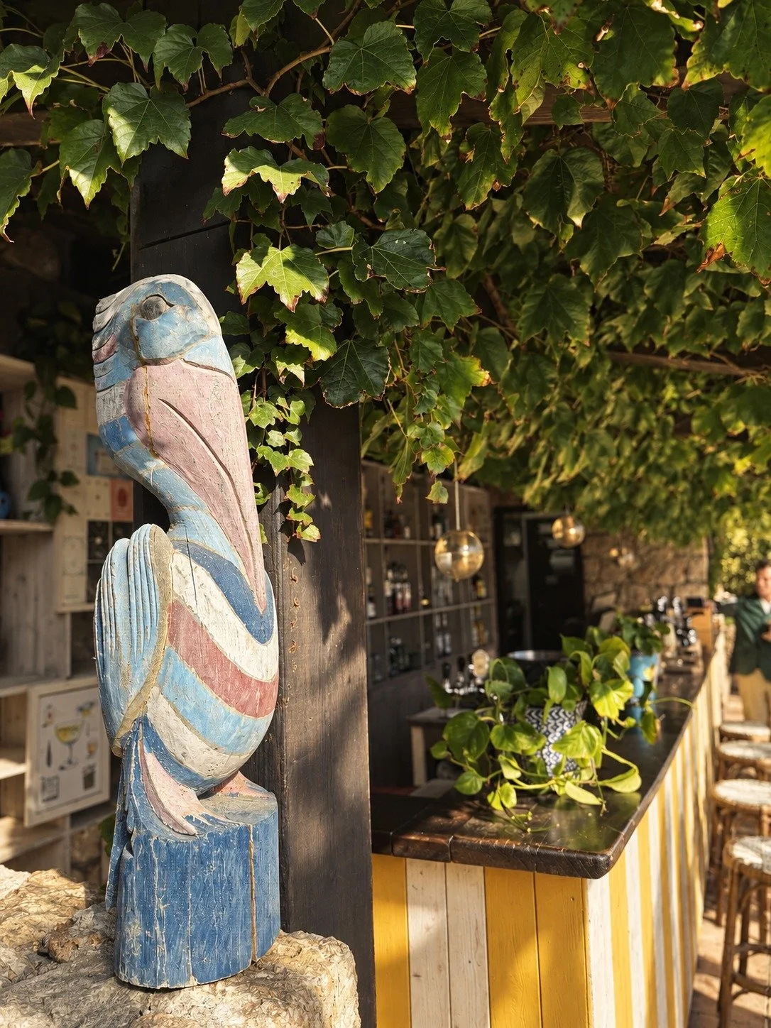 il-pellicano-carved-wooden-pelican-pool-bar.jpg.JPG