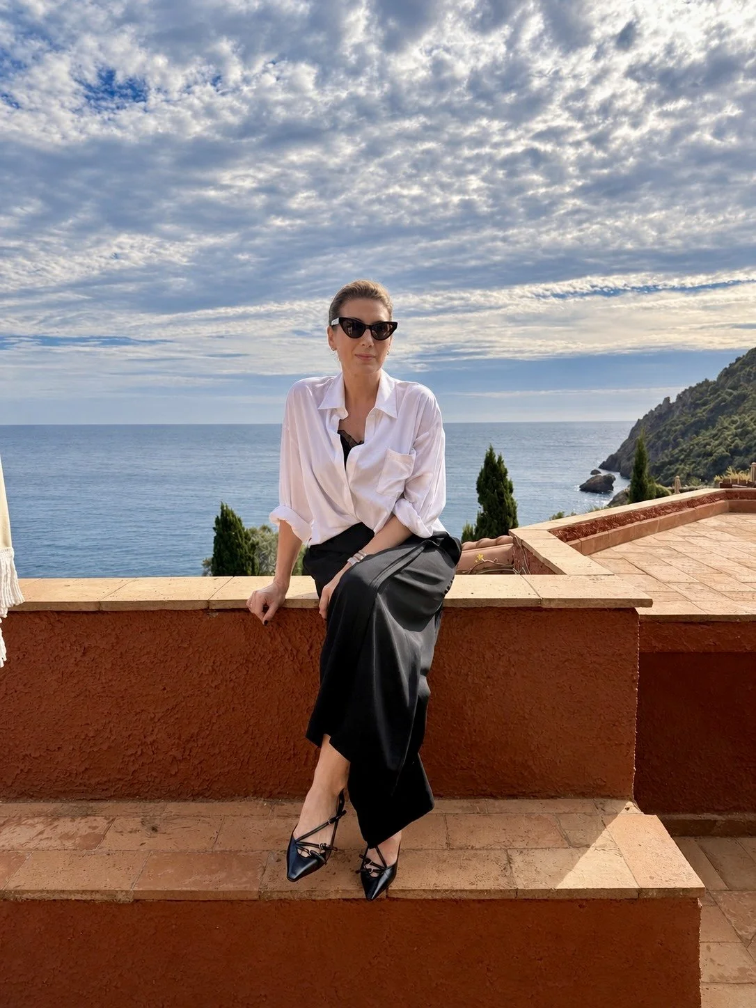 il-pellicano-terrace-portrait-woman-wearing-white-shirt-black-skirt.jpg.jpg