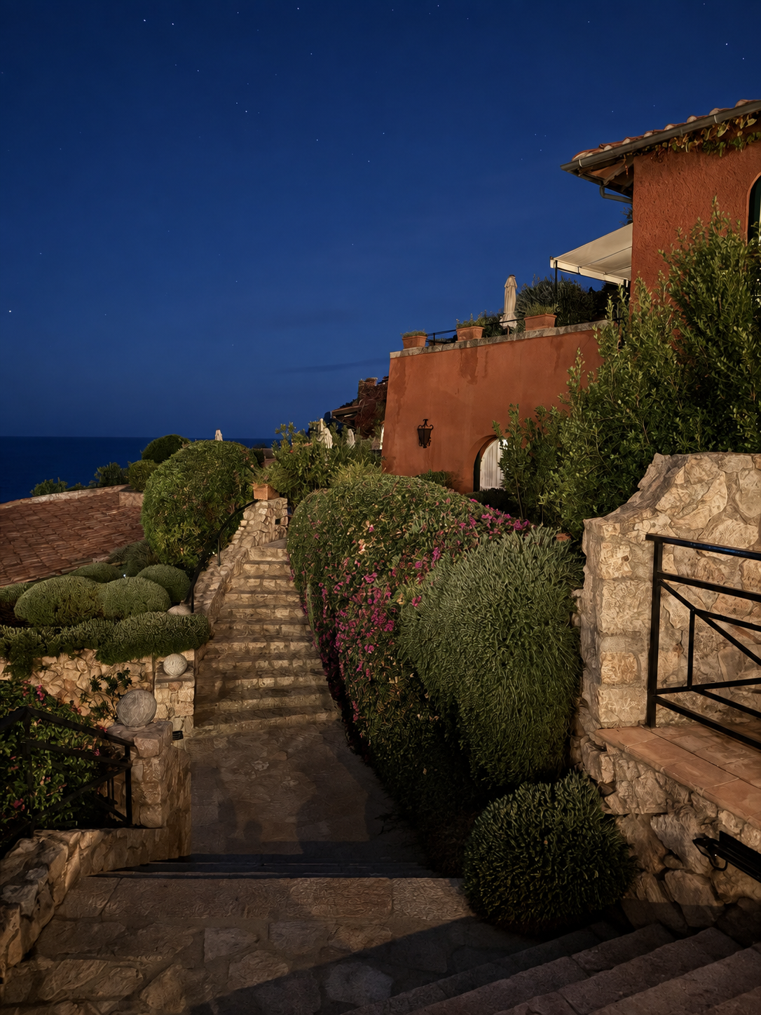 il-pellicano-garden-stairs-blue-hour-stars.jpg.PNG