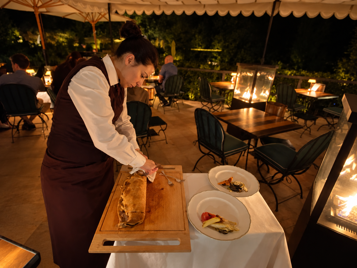il-pellicano-tableside-service-carving-terrace-night.jpg.PNG