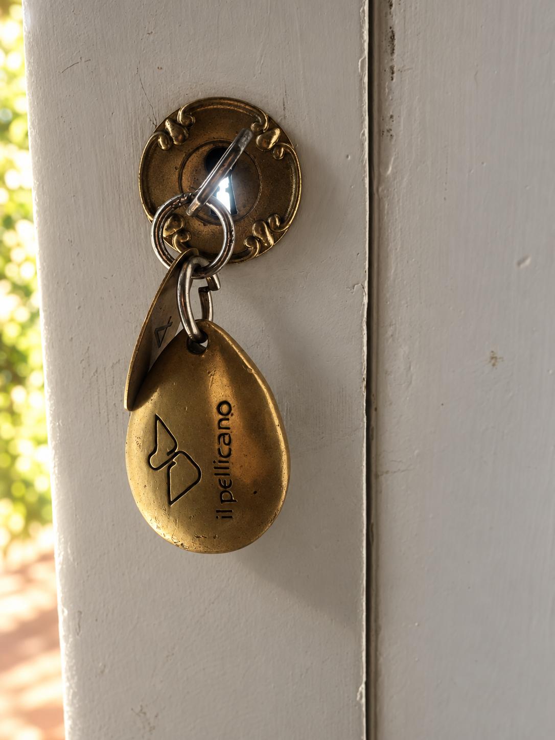 il-pellicano-brass-room-key-fob-in-door.jpg.PNG