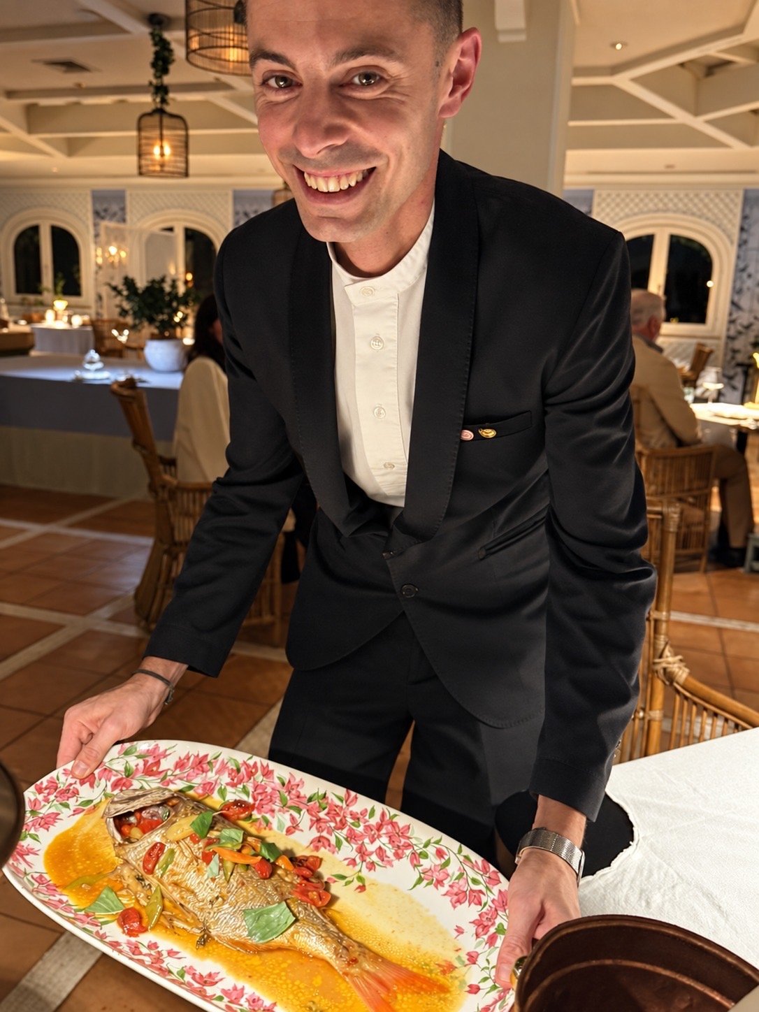 il-pellicano-waiter-presenting-whole-fish-dining-room.jpg.JPEG
