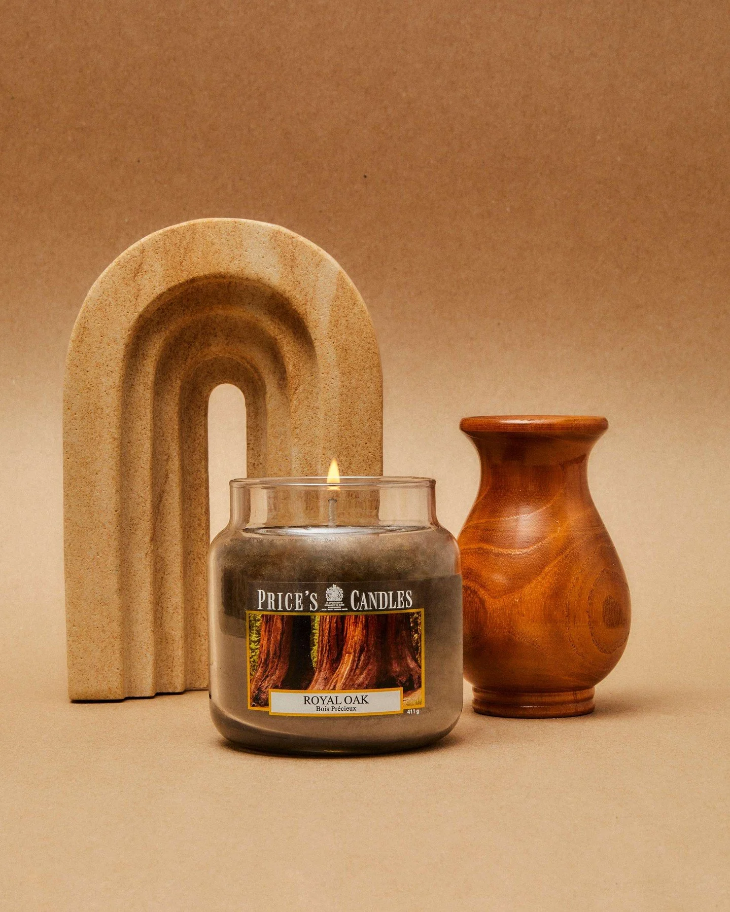 Embrace Autumn Magic 🍁

Turn your home into a cosy woodland retreat with the Royal Oak scented candle by Price's Candles. Imagine the calming, earthy scent of a rejuvenating forest walk, wrapped in the comfort of autumn's embrace. This candle isn&rs
