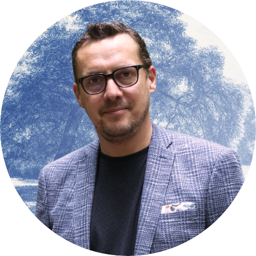 Porträt von Jens Hasert, Geschäftsführer von Veerman Bestattungen Oranienbaum, vor einem Hintergrund im Stil einer Delfter Fliese mit Bäumen und Parklandschaft.