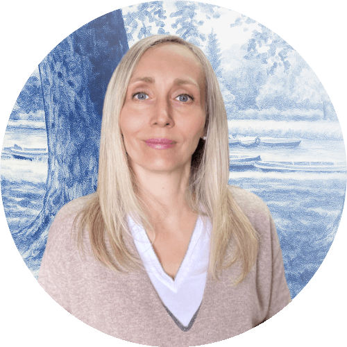 Porträt von Anke Bachmann, verantwortlich für Beratung und Organisation bei Veerman Bestattungen Oranienbaum, vor einem Hintergrund im Stil einer Delfter Fliese mit Bäumen und Booten.