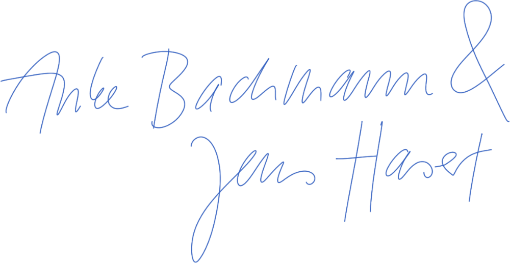 Handschriftliche Notiz in blauem Fineliner mit dem Text „One Bachmann & Jens Hasert“