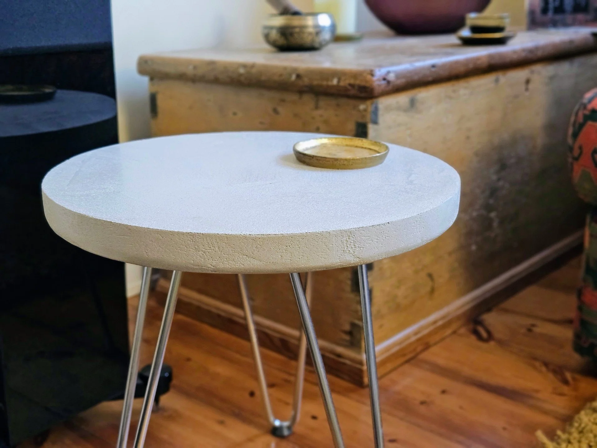 Off-white microcement side table with zinc alloy hairpin legs.

#microcement #coffeetable #furniture #bespoke #interior #hairpinlegs