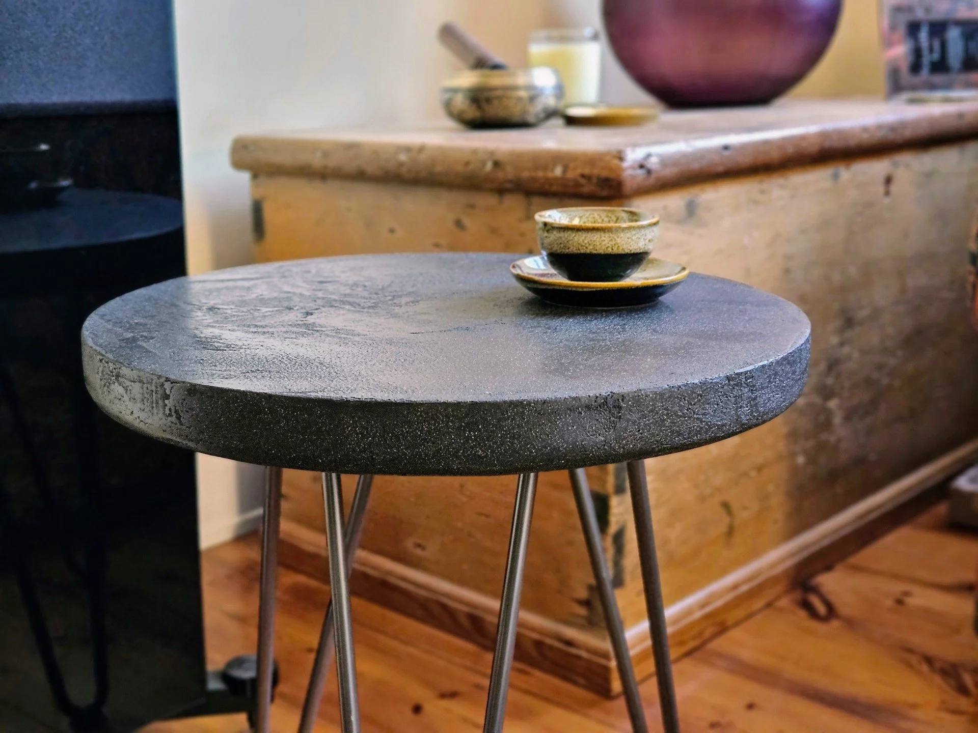 Dark grey microcement side table with raw steel hairpin legs.

#microcement #coffeetable #furniture #bespoke #interior #hairpinlegs