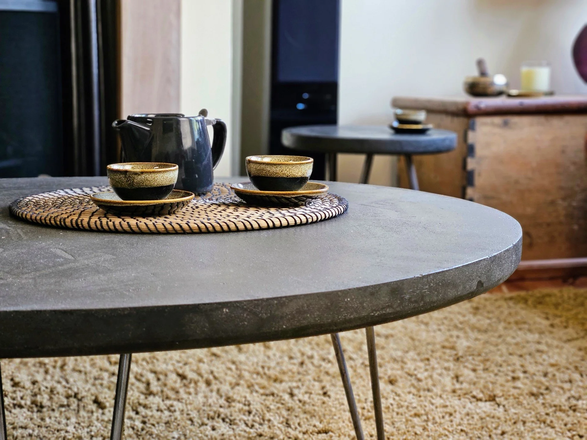 Dark grey microcement coffee table with raw steel hairpin legs.

#microcement #coffeetable #furniture #bespoke #interior #hairpinlegs