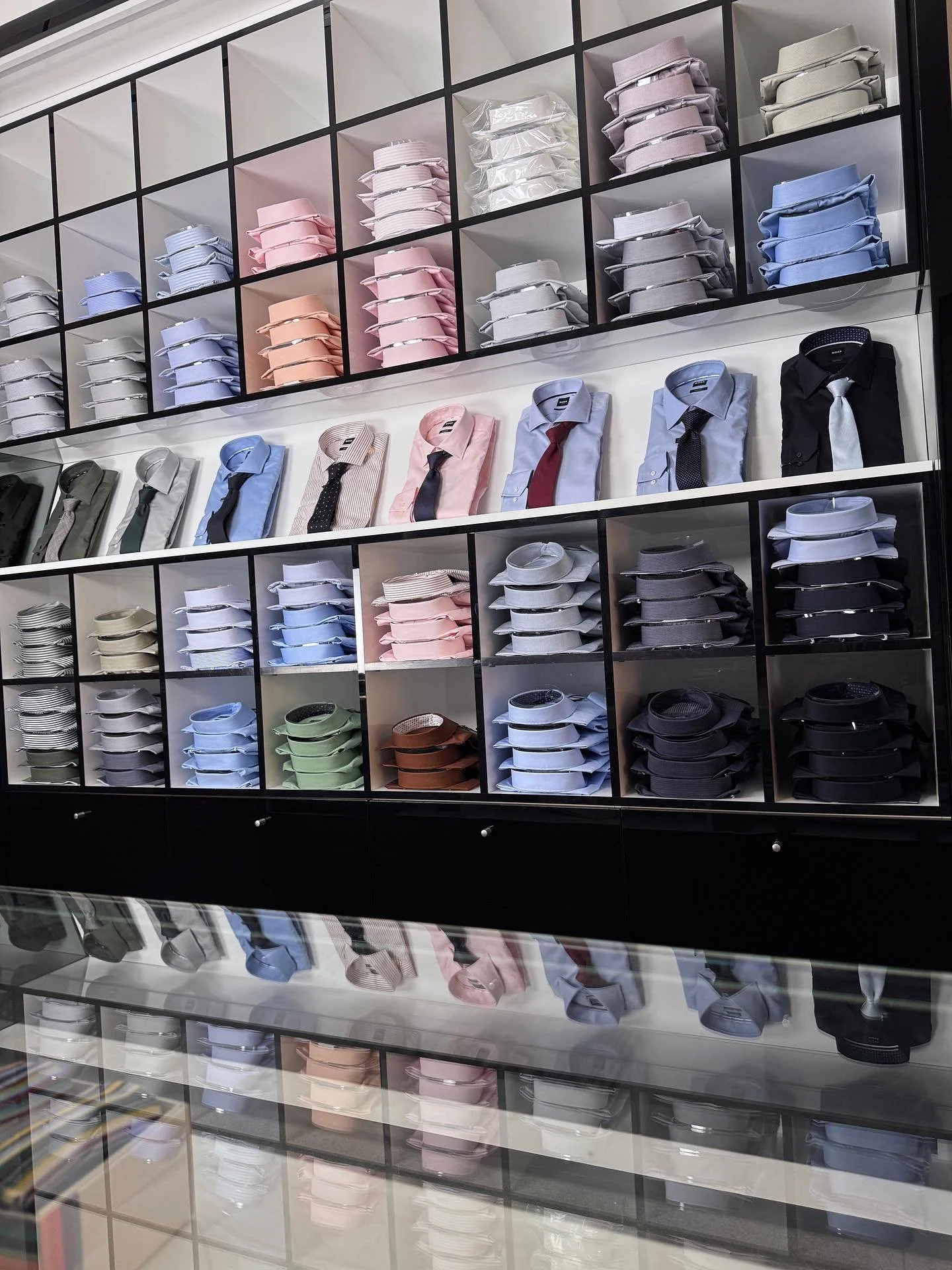 Nieuwe week en dus tijd voor een nieuw hemd! 
Wat is jou favoriete kleur? 👔
#visconti #boss #shirt #hemd #kortrijk