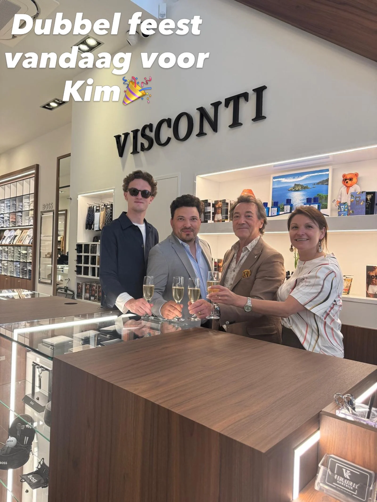 🎉Kim is jarig en viert een waanzinnig jubileum🎉 al 🔟 jaar het vertrouwde gezicht voor onze klanten! 👏 op naar volgende 10 jaar 🥳 #jubileum #team #visconti  #mensfashion #kortrijk