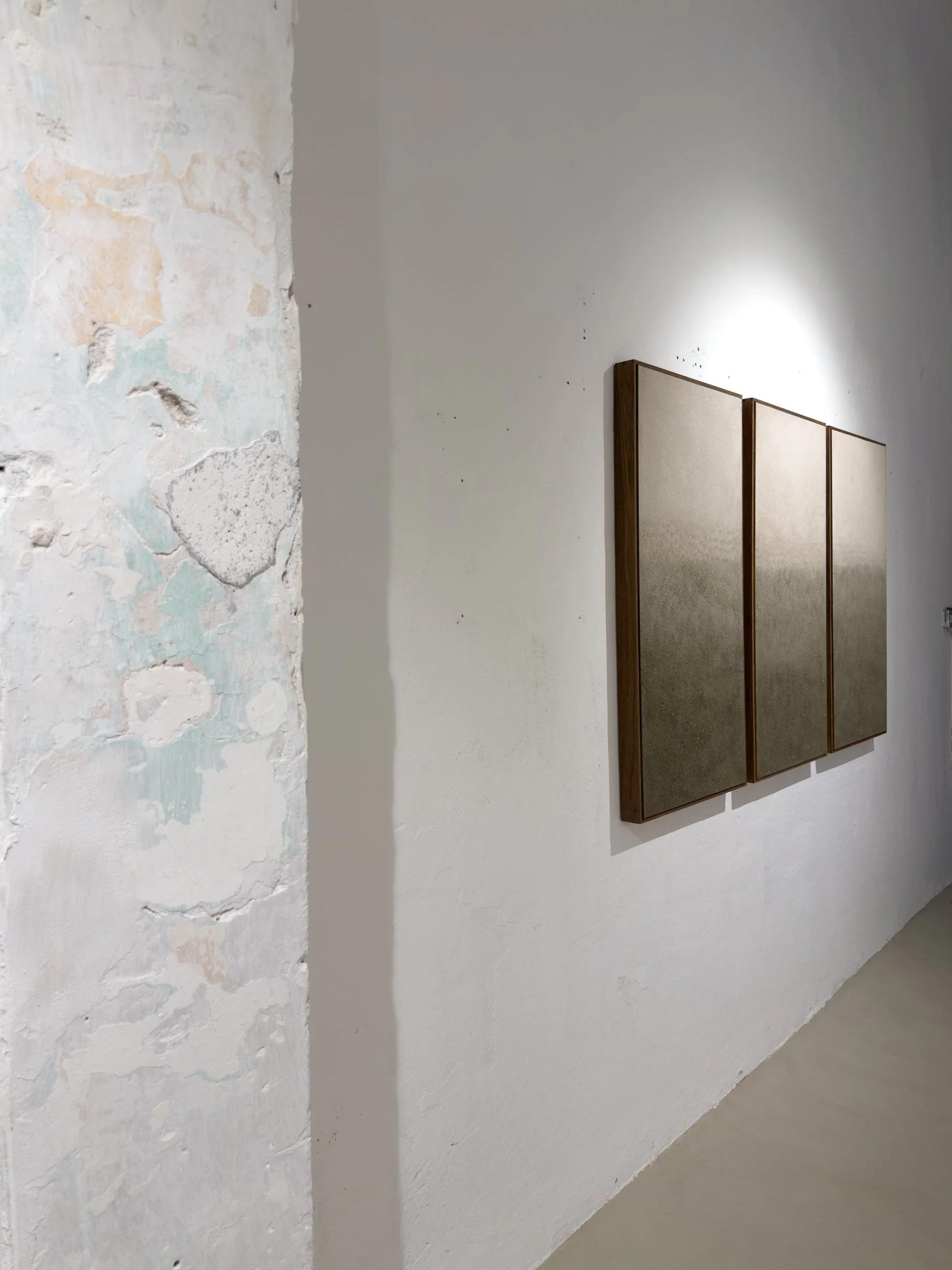 Installation view of CM0010 – Ombre Series by Adam Weismann at Matiz Gallery, Barcelona, in dialogue with interior architecture
