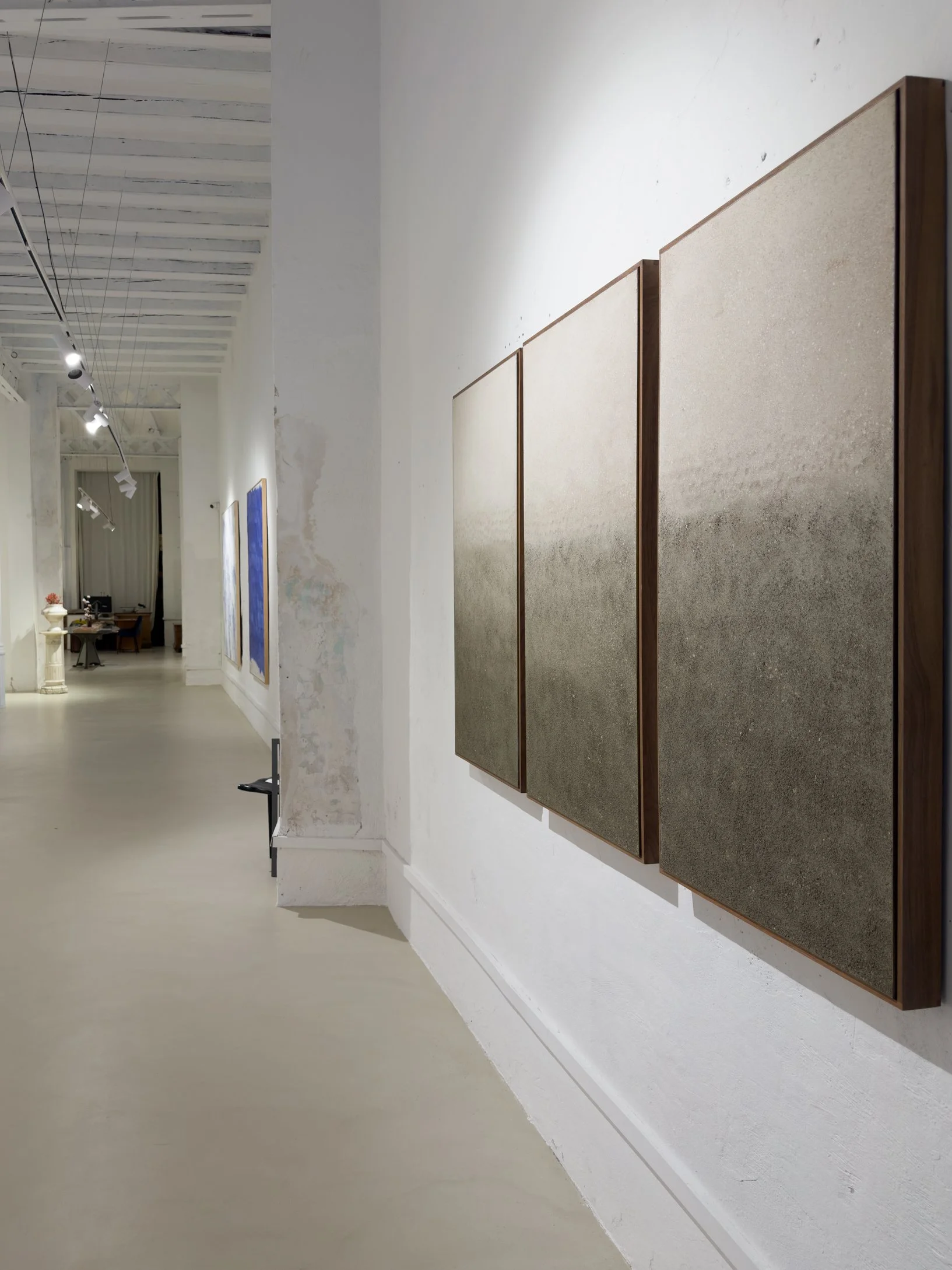 CM0010 – Ombre Series installed at Matiz Gallery, Barcelona, creating a calm architectural rhythm of clay panels