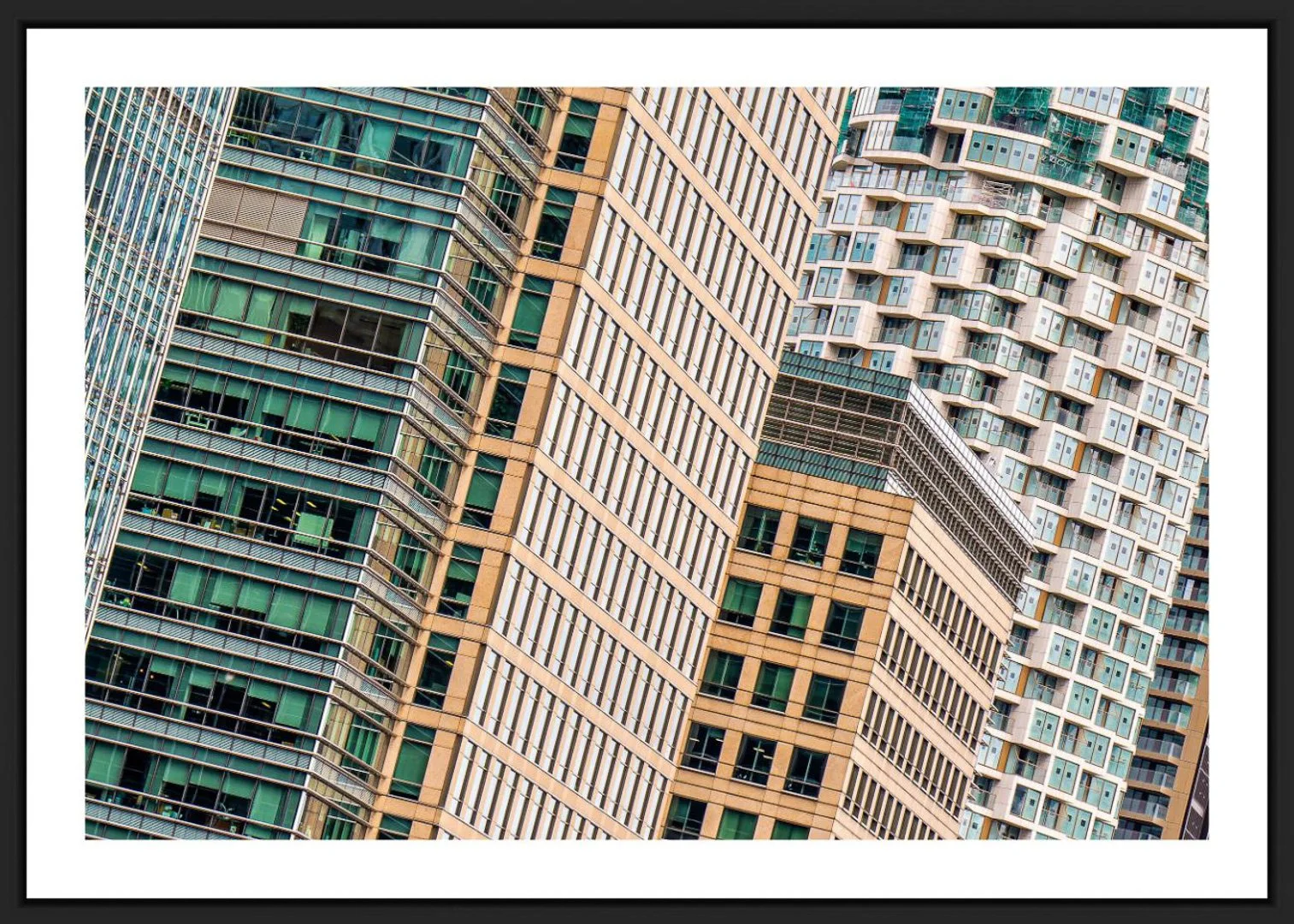 Hochhäuser mit Glasfassaden und zahlreichen Fenstern in einer urbanen Skyline.