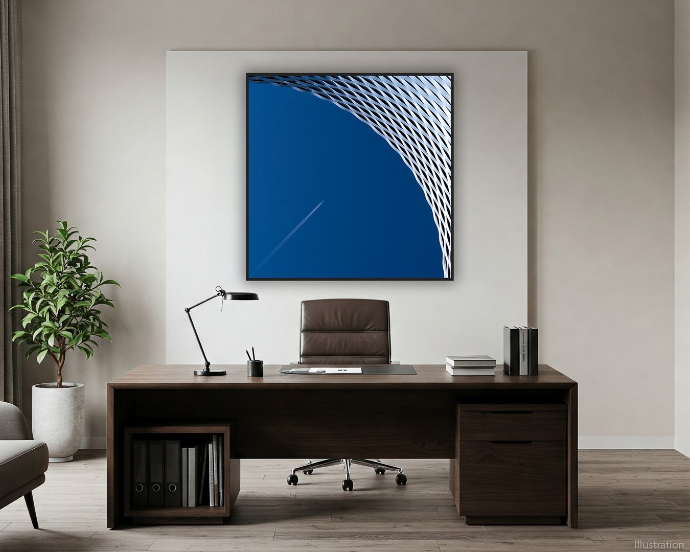 Modernes Büro mit dunklem Holzschreibtisch, braunem Bürostuhl, Topfpflanze, Schreibtischlampe, Bücher und Aktenordner, an der Wand ein großes abstraktes Bild in Blau und Schwarz.