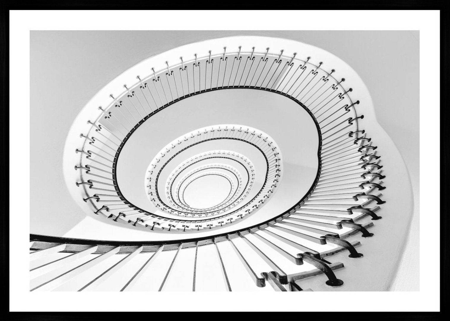 Schwarze und weiße Spiraltreppe, fotografiert von unten nach oben, in Schwarz-Weiß.