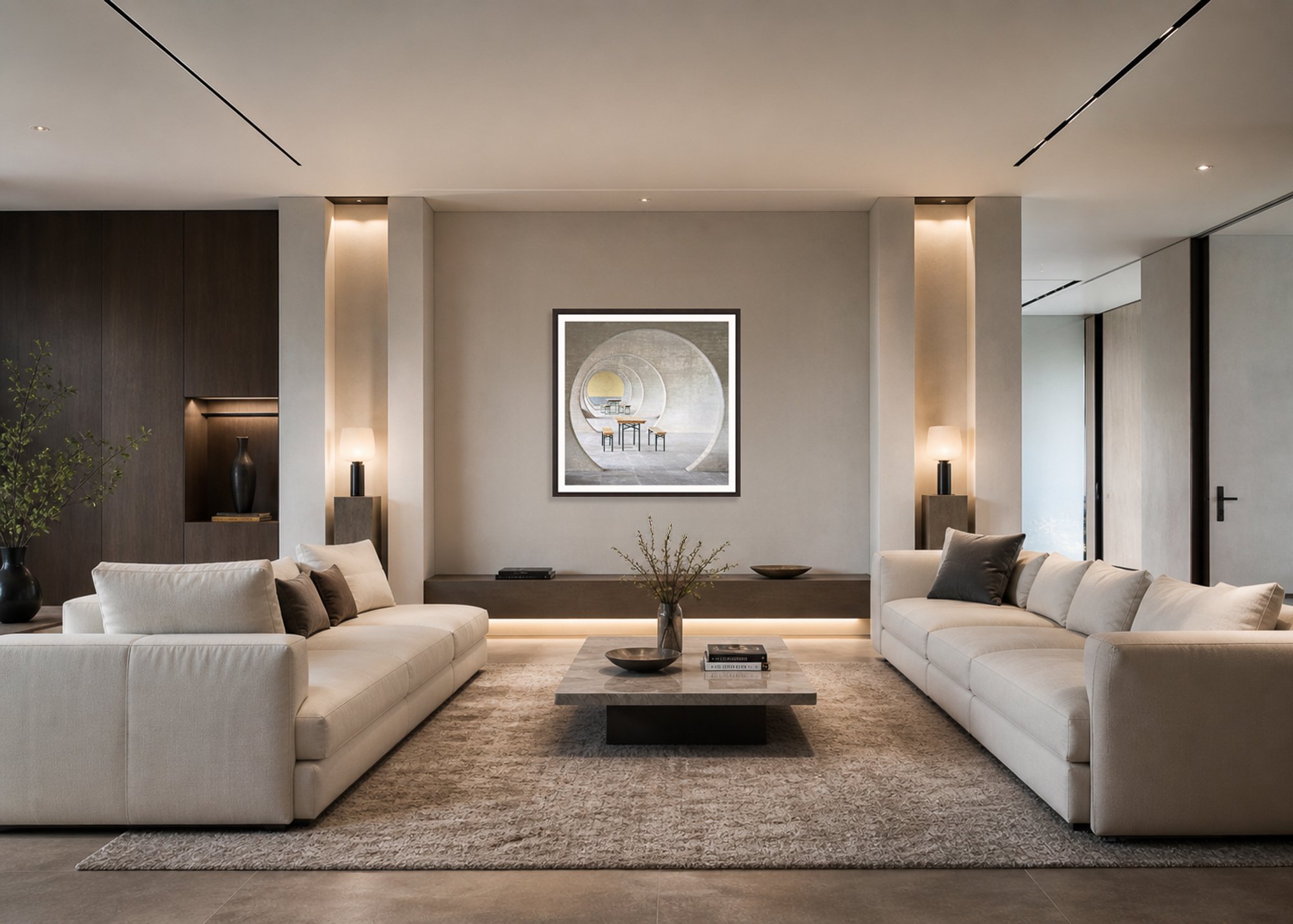 Modernes Wohnzimmer mit weißen Sofas, einem dunklen Couchtisch, Wandkunst und minimalistischer Beleuchtung.