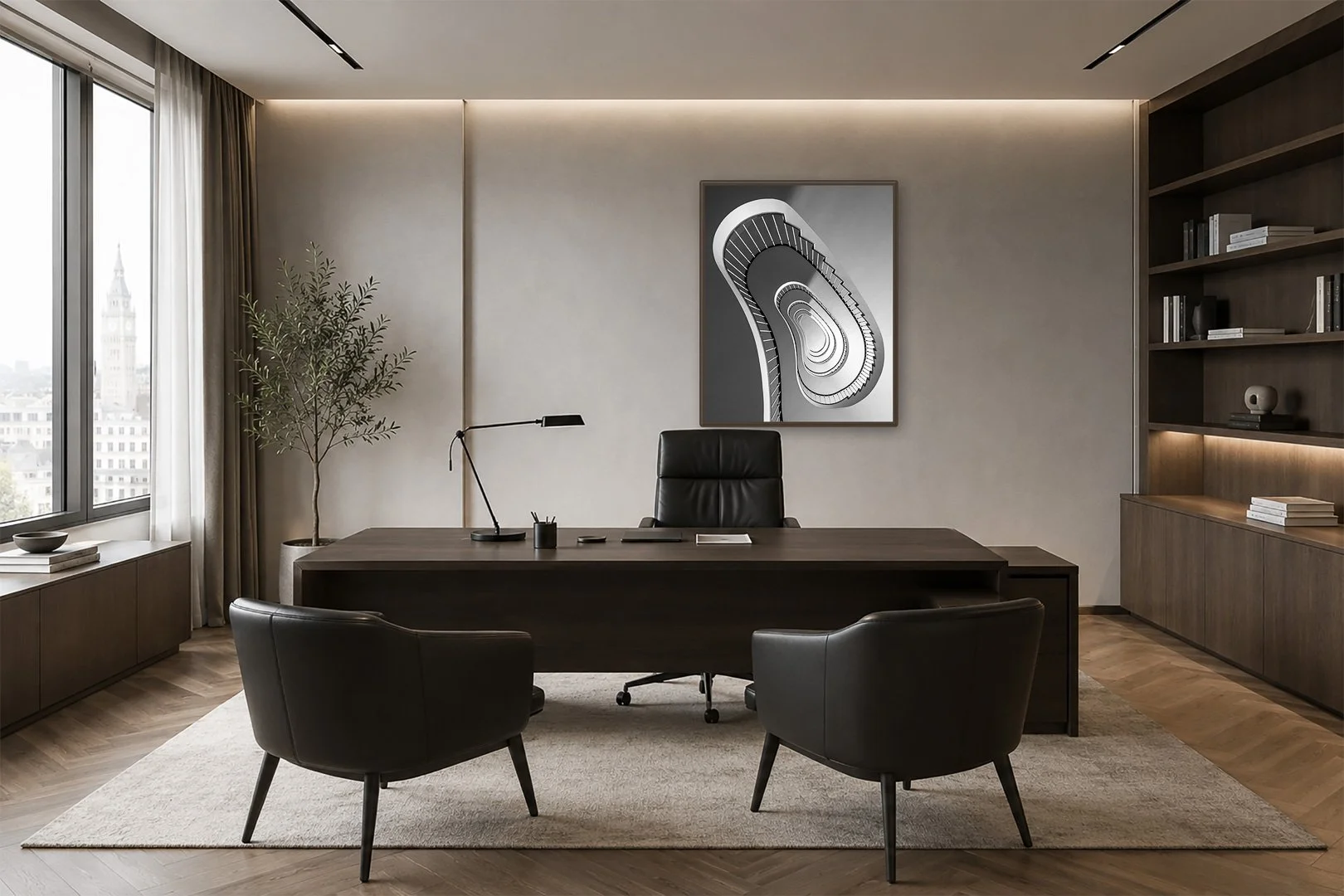 Ein modernes Büro mit großem Schreibtisch, schwarzer Ledersitzung und einer schwarzen Bürostuhl vor einer Wand. Es gibt eine große Fensterfront mit Blick auf die Stadt, eine Zimmerpflanze und eine große Wandkunst mit spiralförmigem Design.