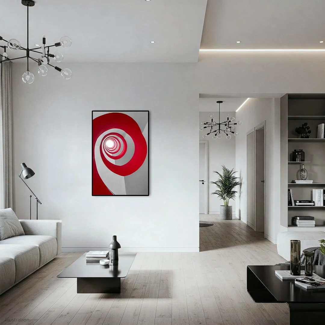 Moderner, weißer Wohnzimmerraum mit schwarzem Couchtisch, weißem Sofa, Wanddekor mit roter Spirale, Regal mit Dekorationsgegenständen, grüne Pflanze, moderner Beleuchtungskörper.