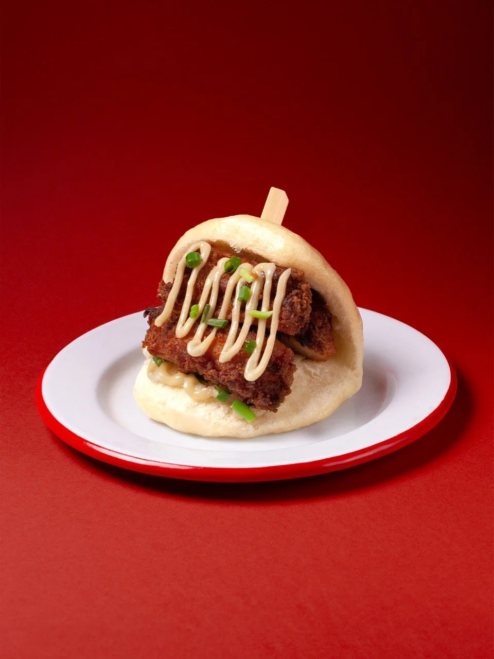 Gua Bao au poulet frit taïwanais, sauce maison et ciboulette, servi dans un pain vapeur moelleux chez 21G Dumpling à Paris.