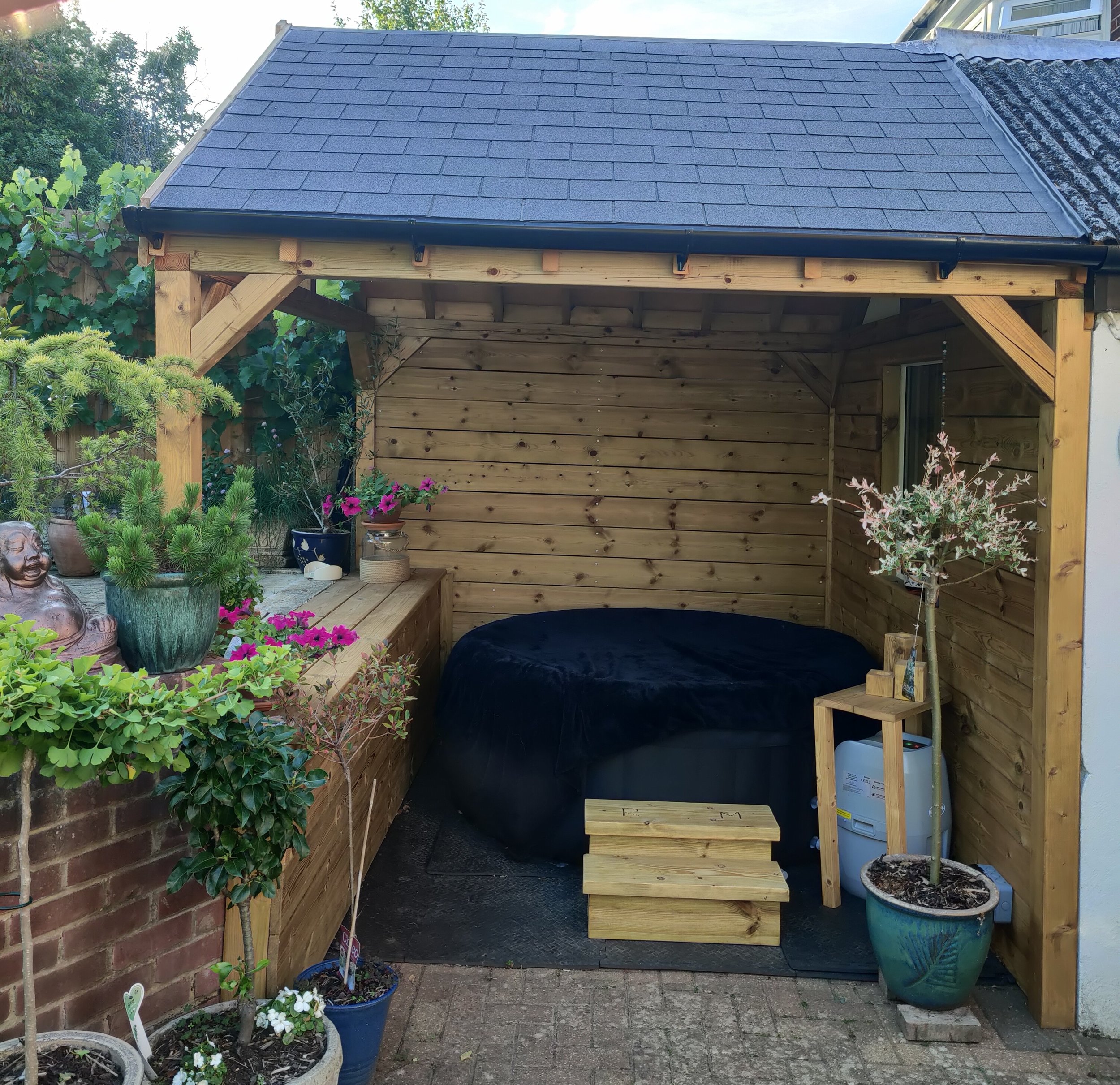 Spa Gazebo
Peaceful Gardens Caterham and a relaxing spa gazebo project in Riddlesdown near Sanderstead.