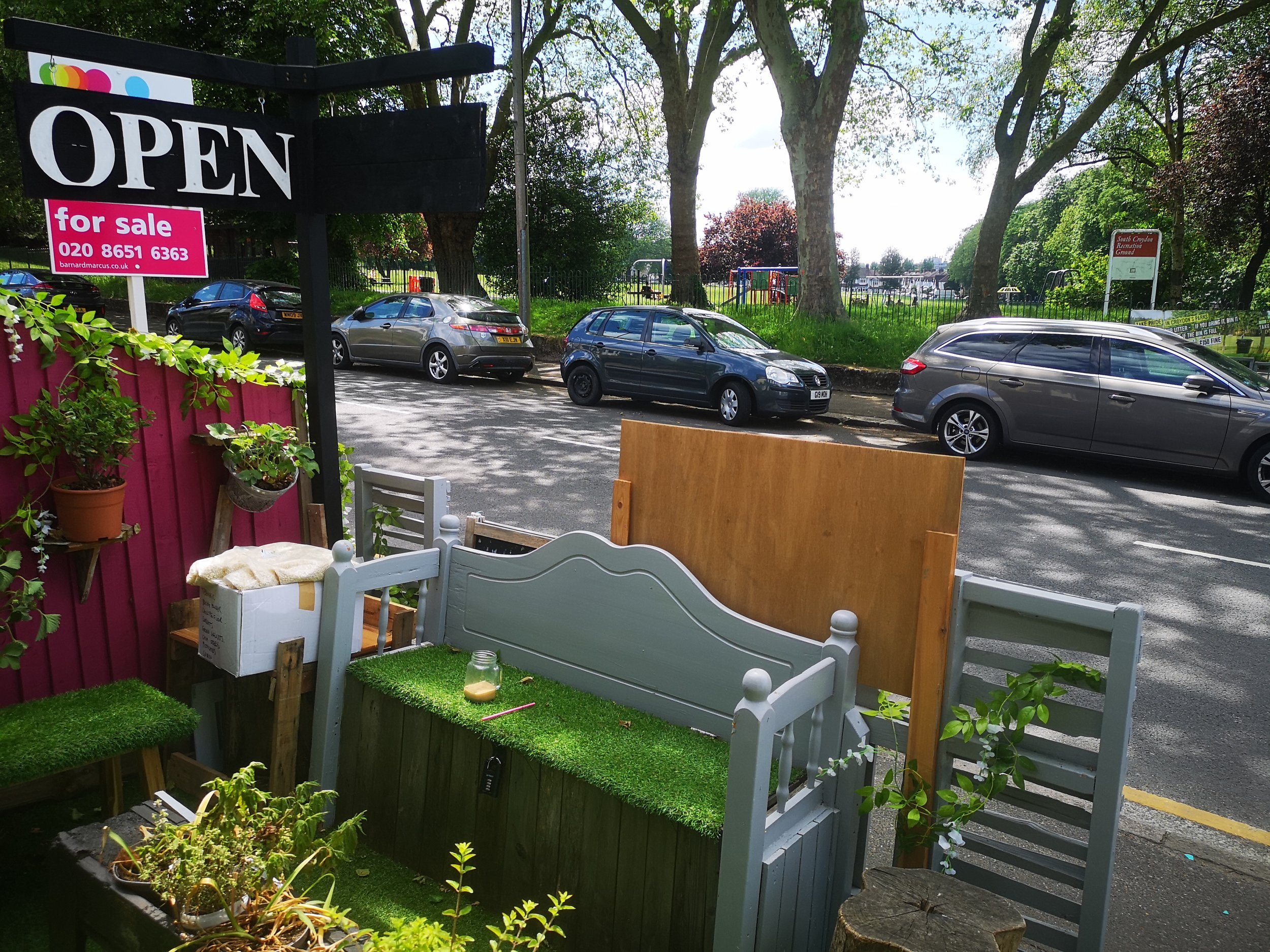 Peaceful Gardens Caterham and the little coffee shop in Purley Oaks / Sanderstead