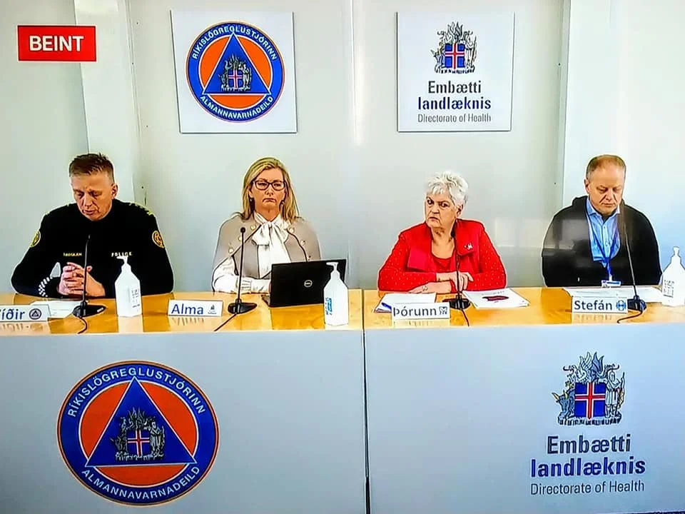 Hendum burt erjum. Stöndum saman. Styðjum hvert annað