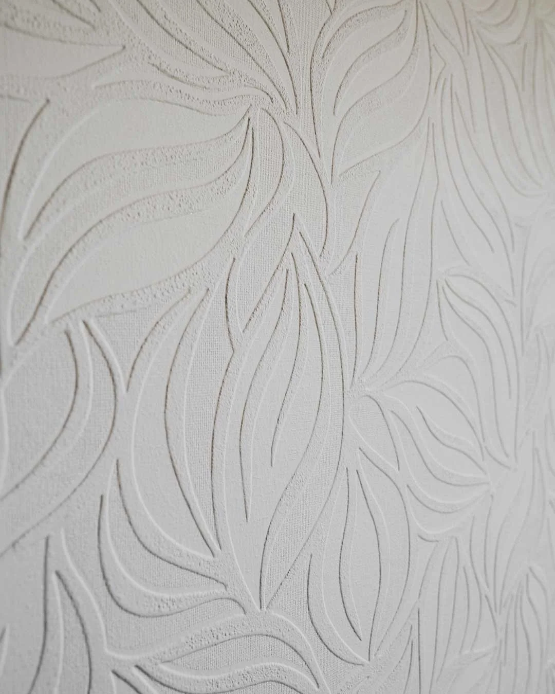 WorkPro Contracting 119 Ave Renovation: Close up shot of subtle, white, custom living space wallpaper